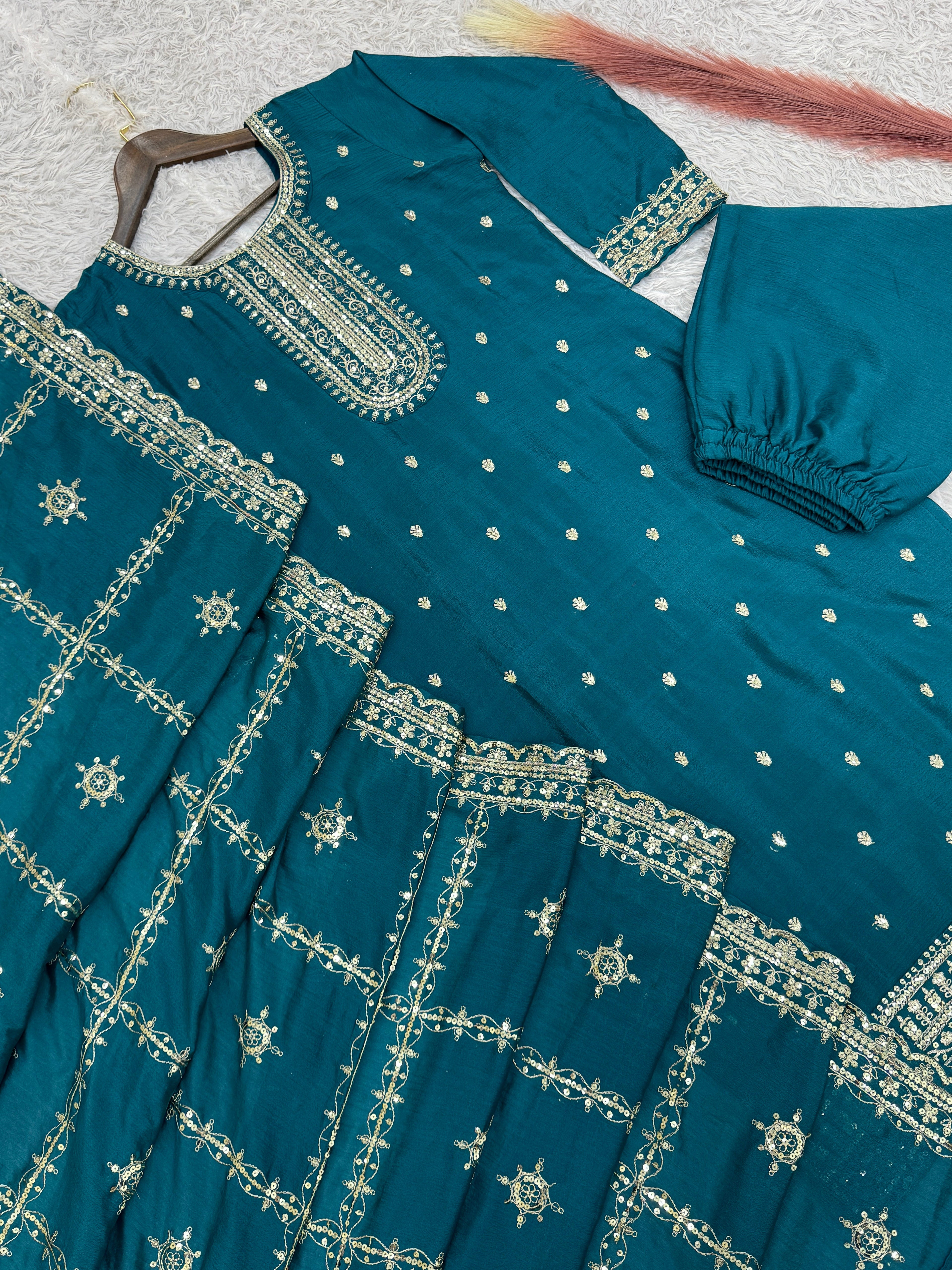 कढ़ाई और सेक्विन वर्क वाला डिज़ाइनर सूट सेट