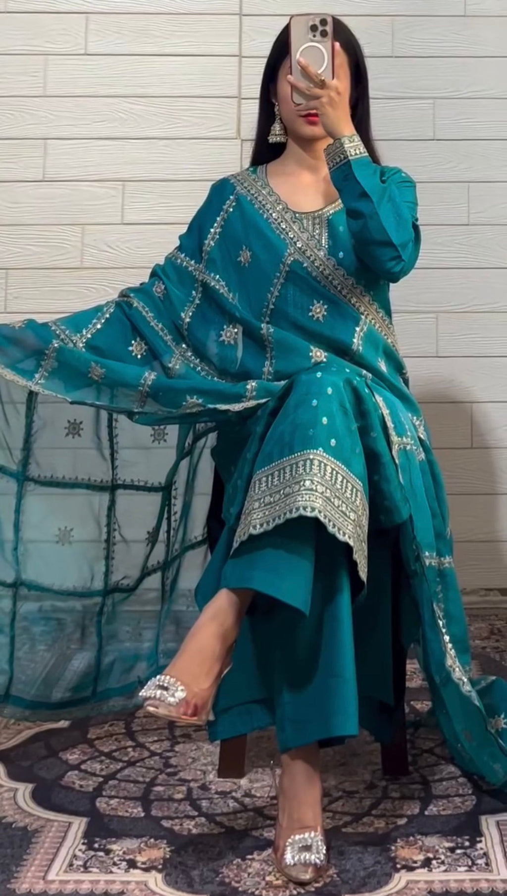 कढ़ाई और सेक्विन वर्क वाला डिज़ाइनर सूट सेट