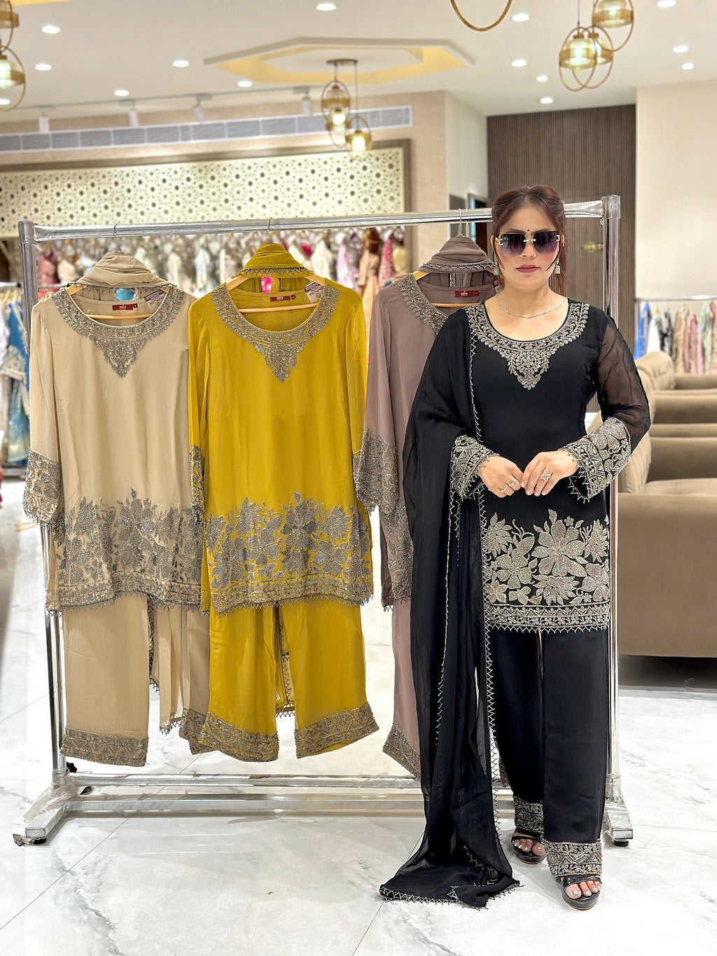 कढ़ाई अनुक्रम कार्य के साथ डिजाइनर टॉप - बॉटम और दुपट्टा