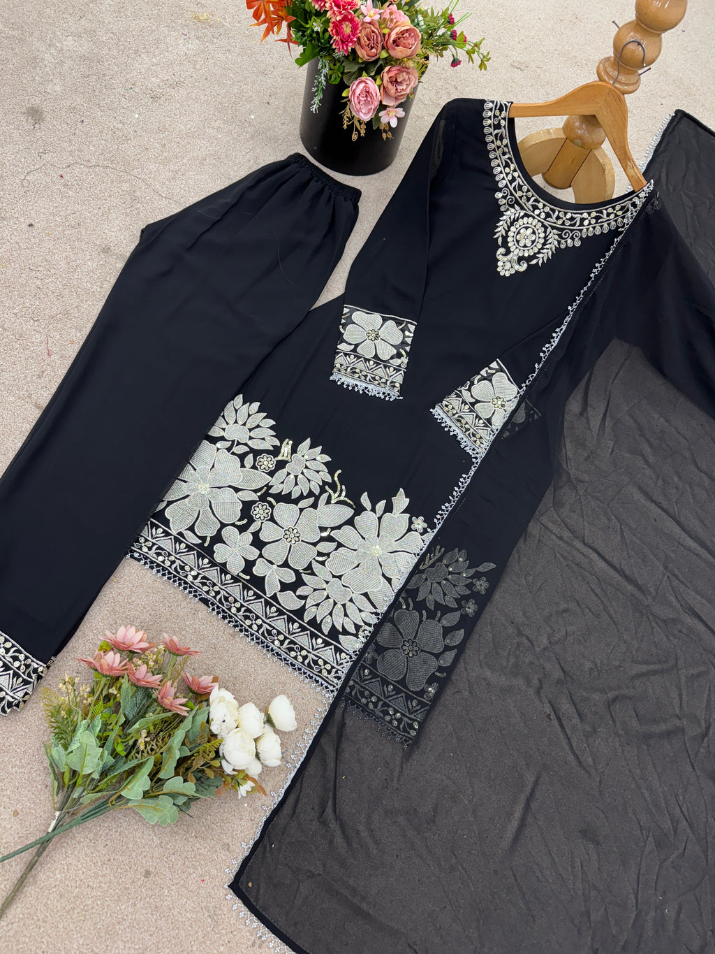 कढ़ाई अनुक्रम कार्य के साथ डिजाइनर टॉप - बॉटम और दुपट्टा