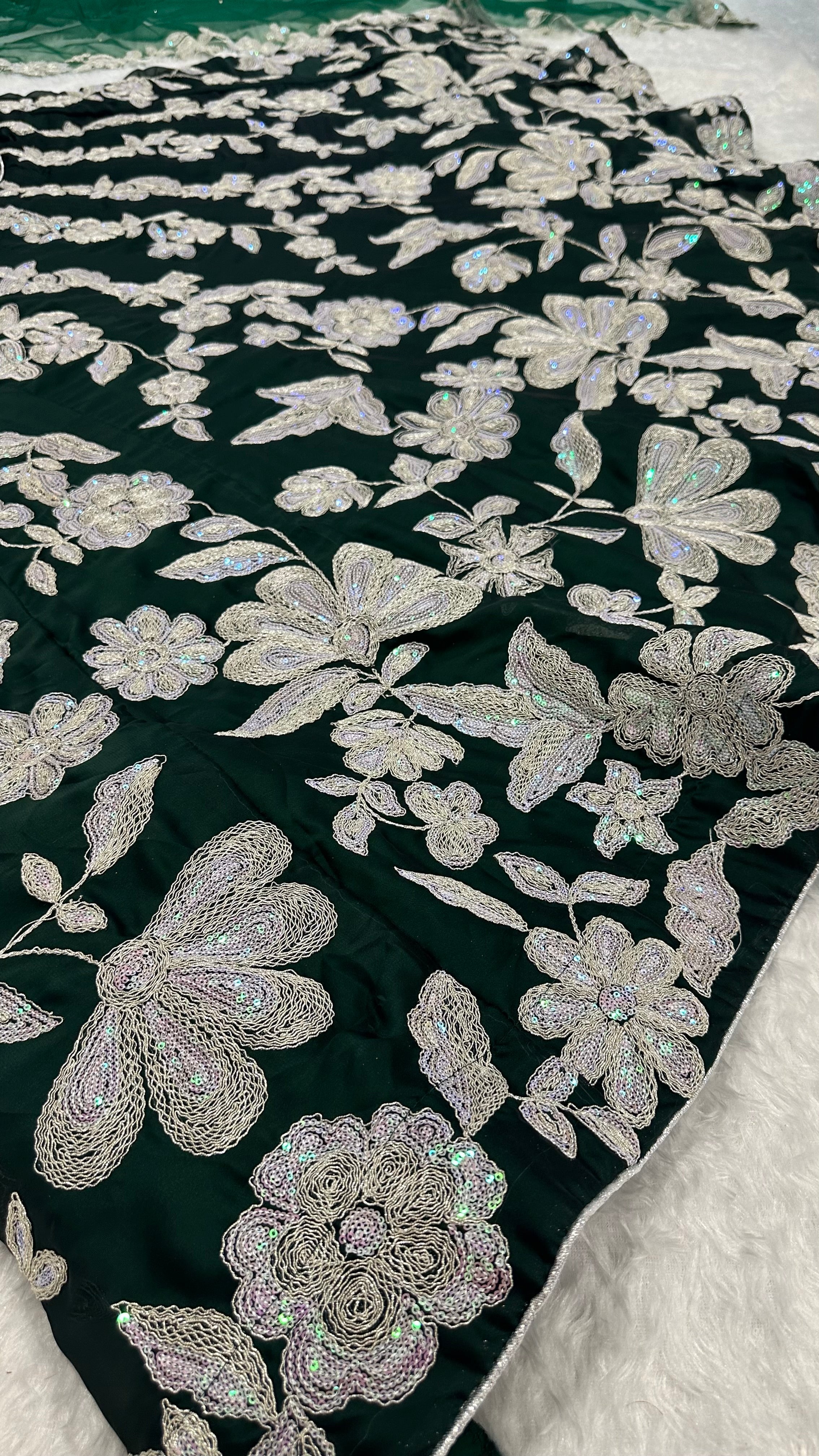 रेनबो सीक्वेंस वर्क के साथ डिज़ाइनर पार्टी वियर लहंगा चोली