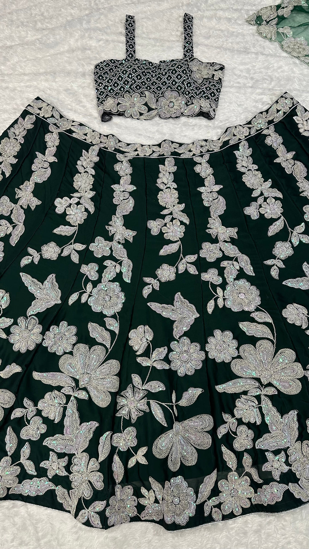 रेनबो सीक्वेंस वर्क के साथ डिज़ाइनर पार्टी वियर लहंगा चोली