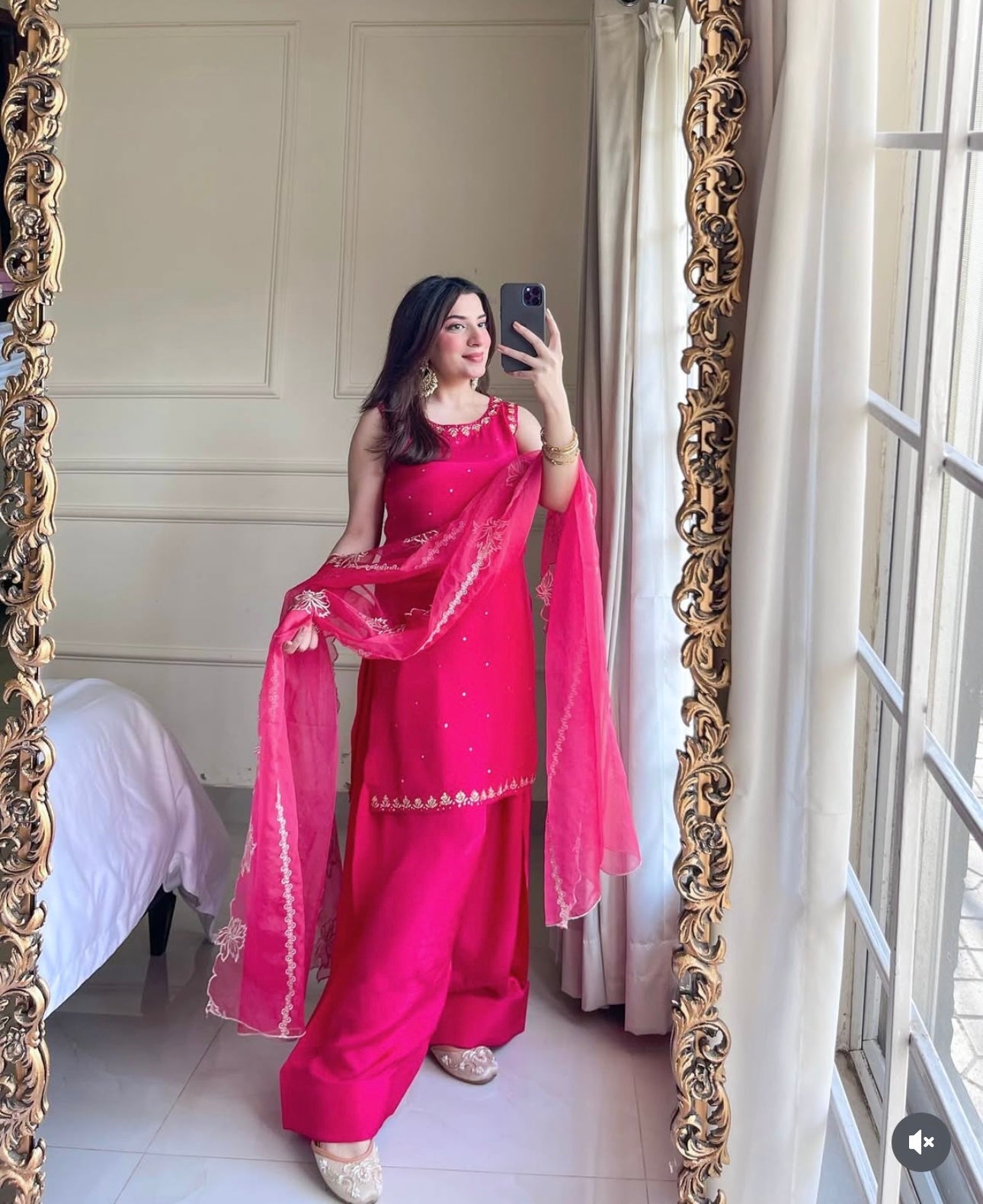 भारी कढ़ाई अनुक्रम कार्य के साथ डिजाइनर टॉप-बॉटम