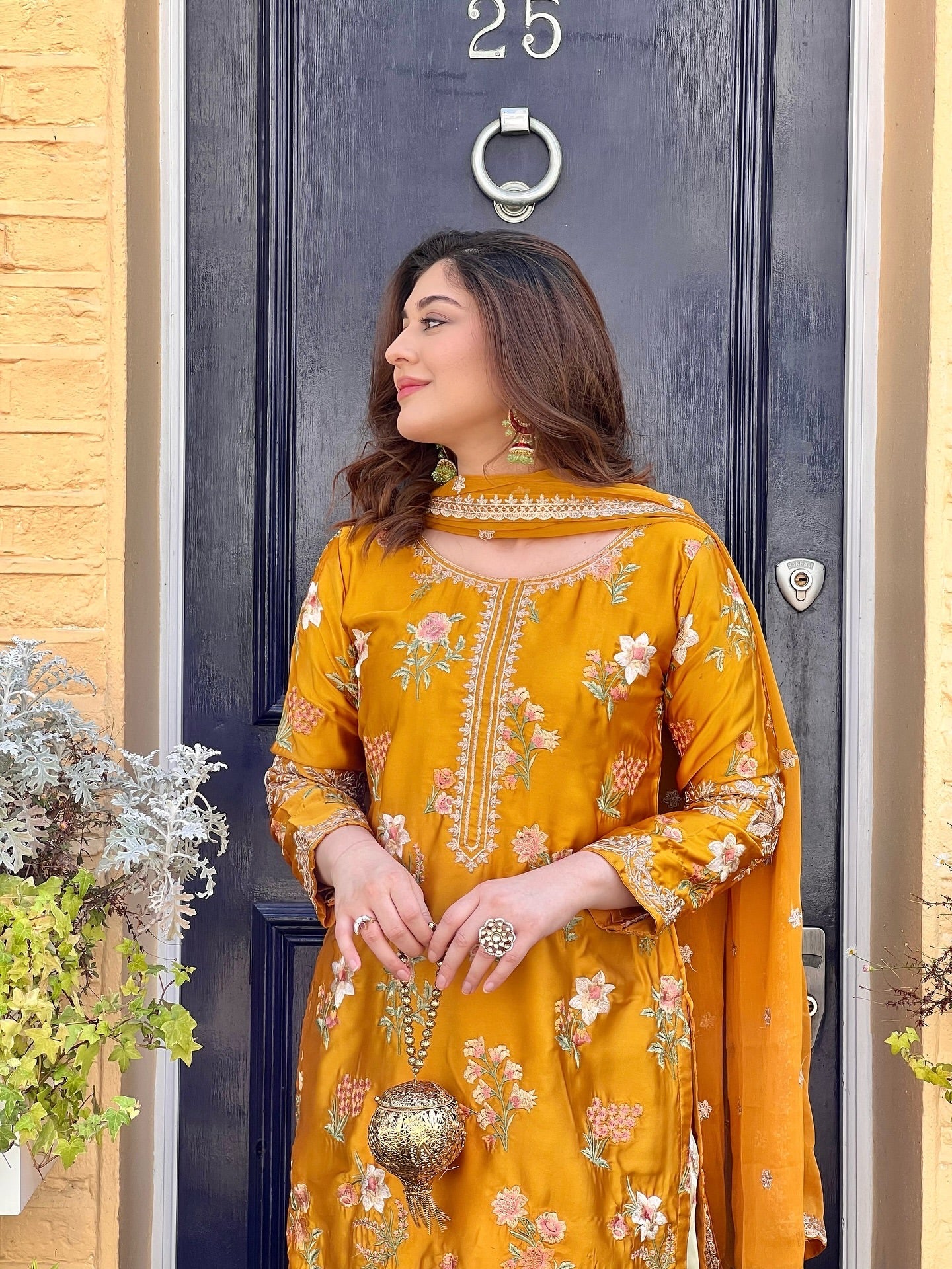 कढ़ाई अनुक्रम कार्य के साथ डिजाइनर टॉप-बॉटम और दुपट्टा