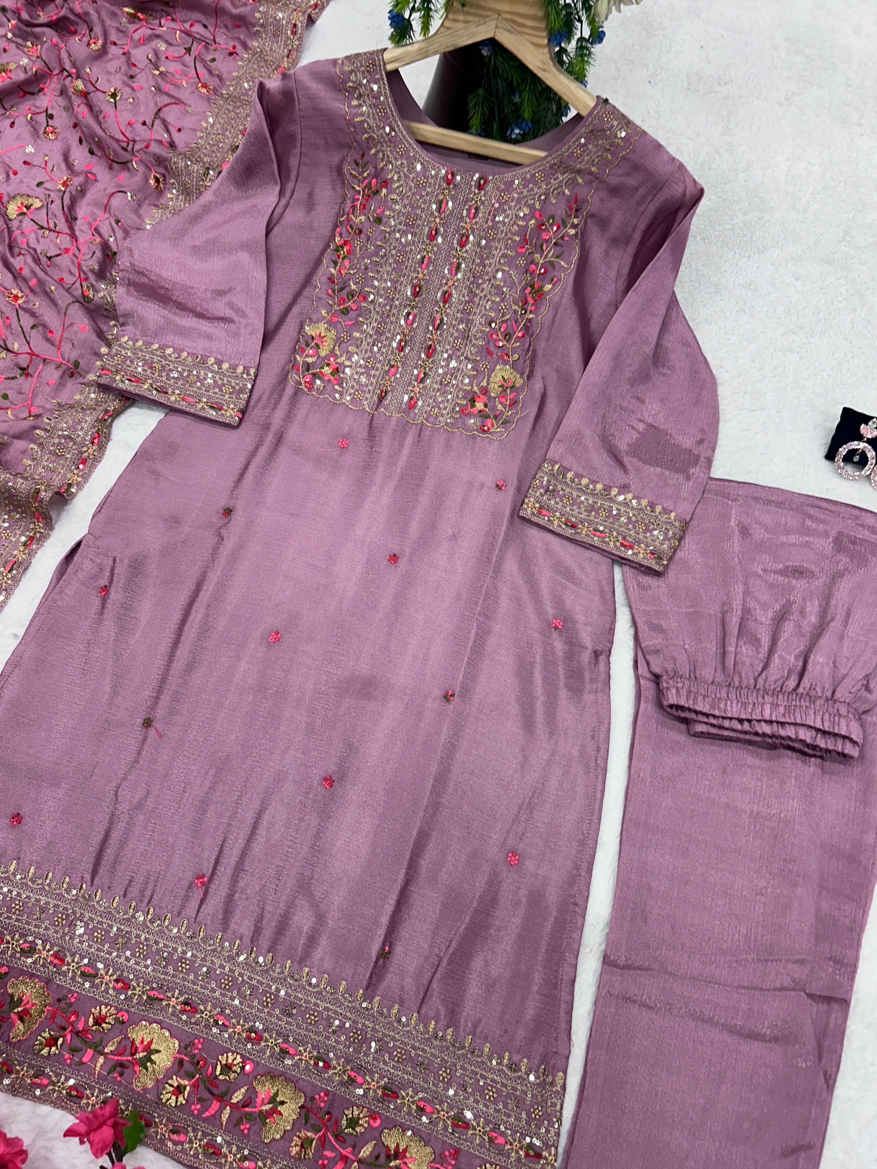 पार्टी वियर खूबसूरत सूट-पेंट और फैंसी दुपट्टा