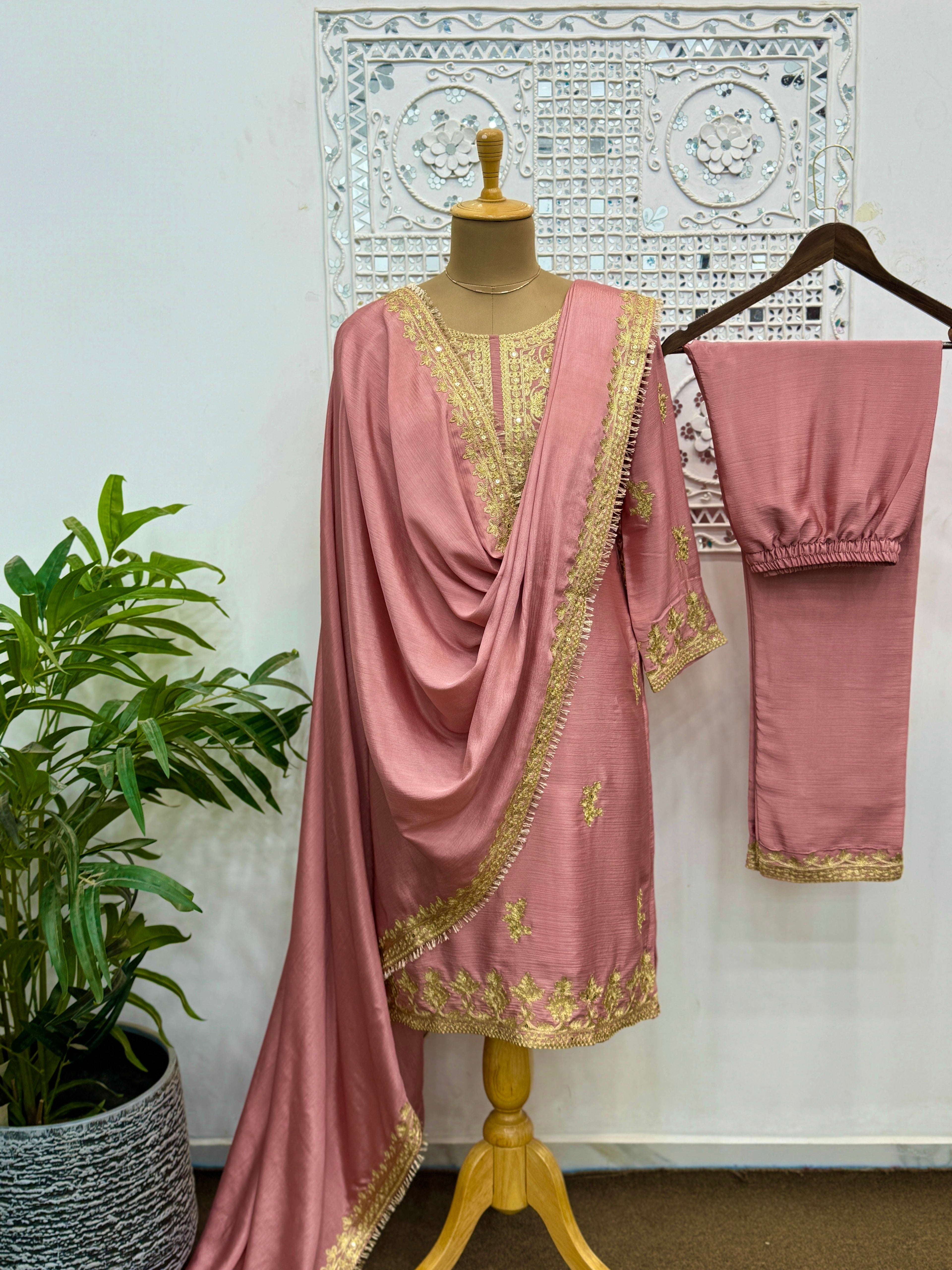 कढ़ाई अनुक्रम कार्य फीता सीमा के साथ फैंसी सूट सेट