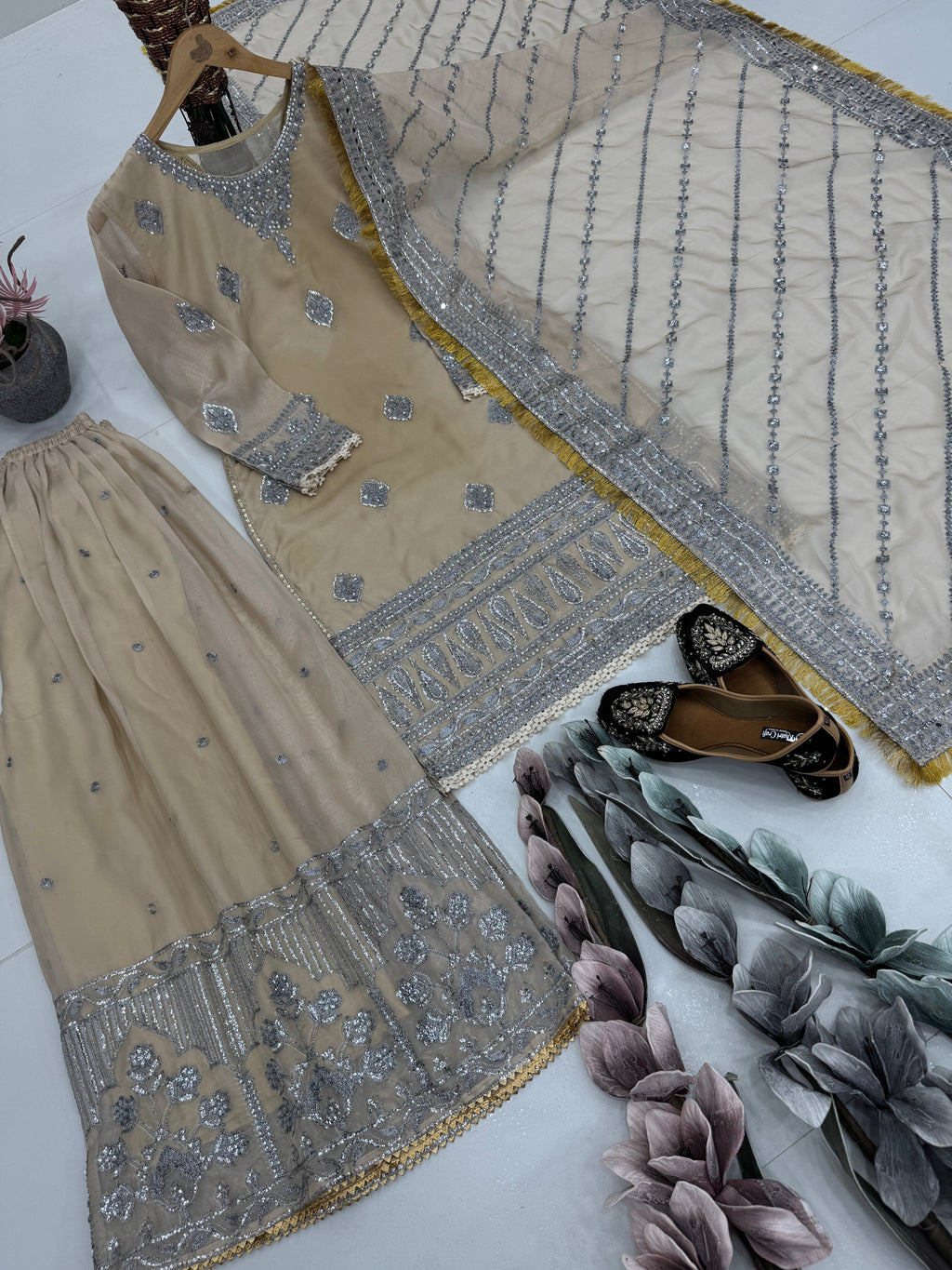 पार्टी वियर सुंदर हाथ से बना शरारा सेट