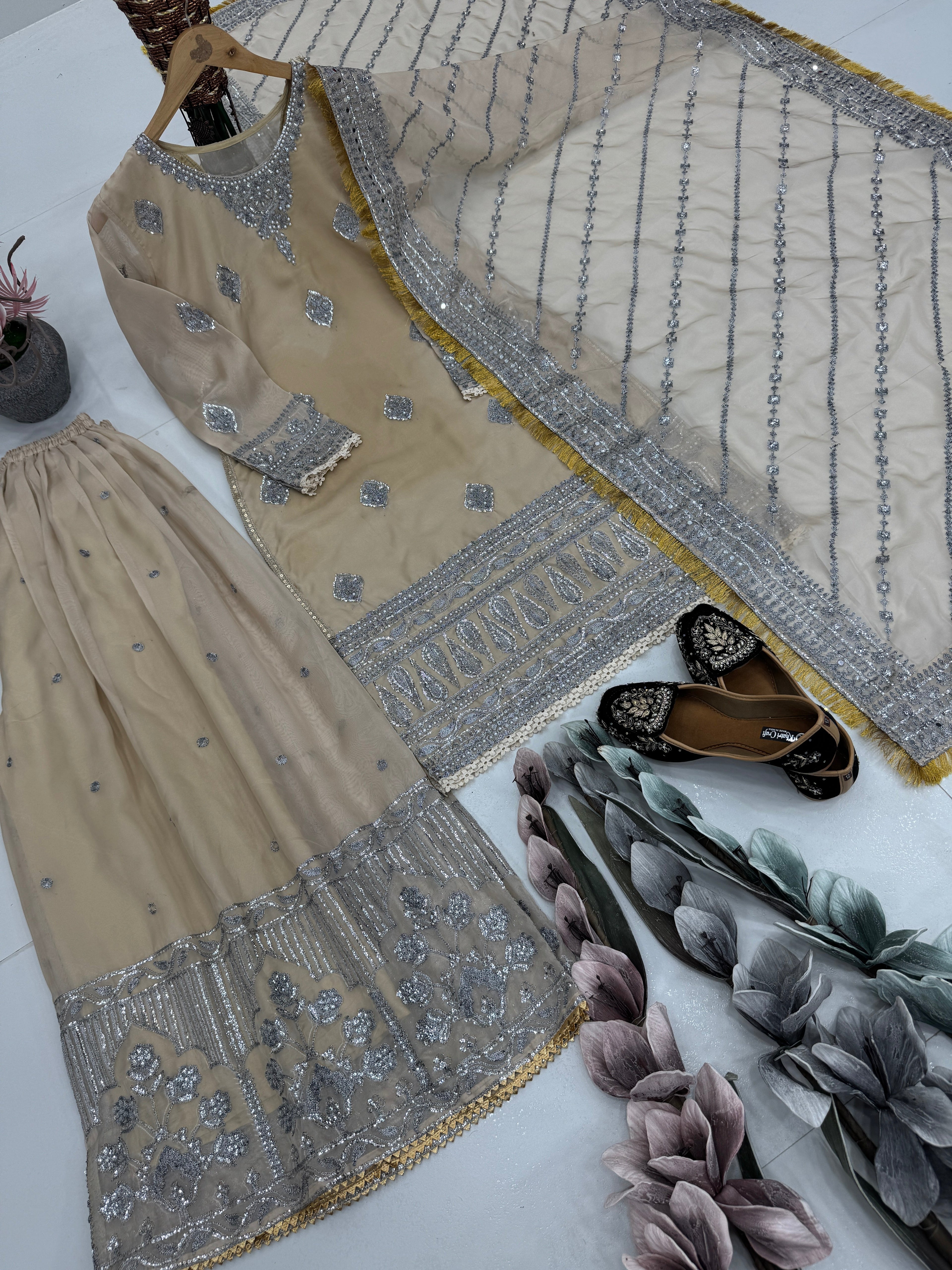 पार्टी वियर सुंदर हाथ से बना शरारा सेट