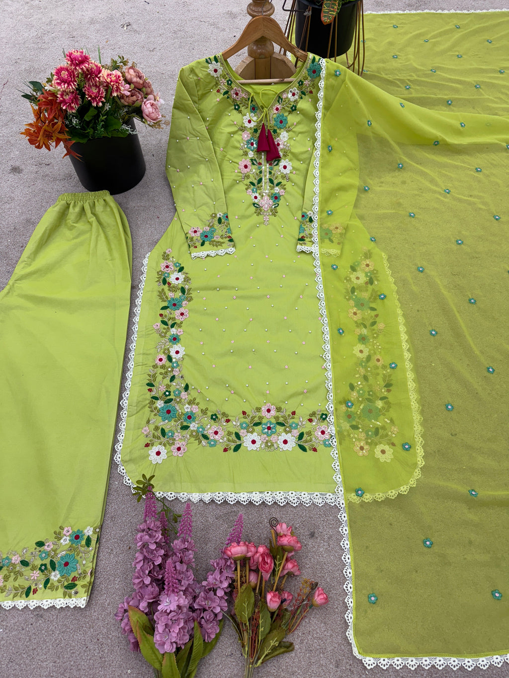 डिज़ाइनर पार्टी वियर टॉप-प्लाज़ो और दुपट्टा भारी कढ़ाई के काम के साथ