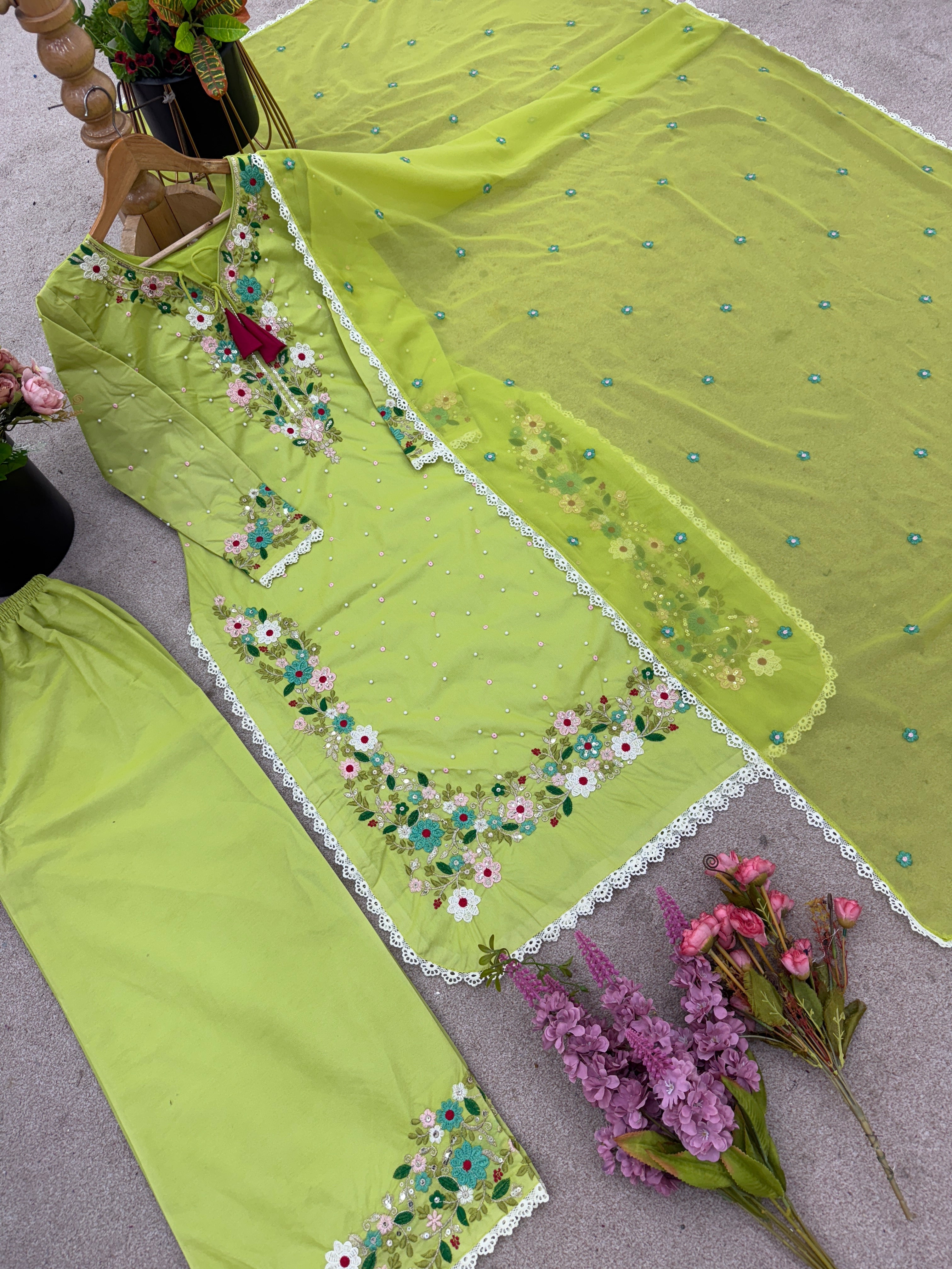 डिज़ाइनर पार्टी वियर टॉप-प्लाज़ो और दुपट्टा भारी कढ़ाई के काम के साथ