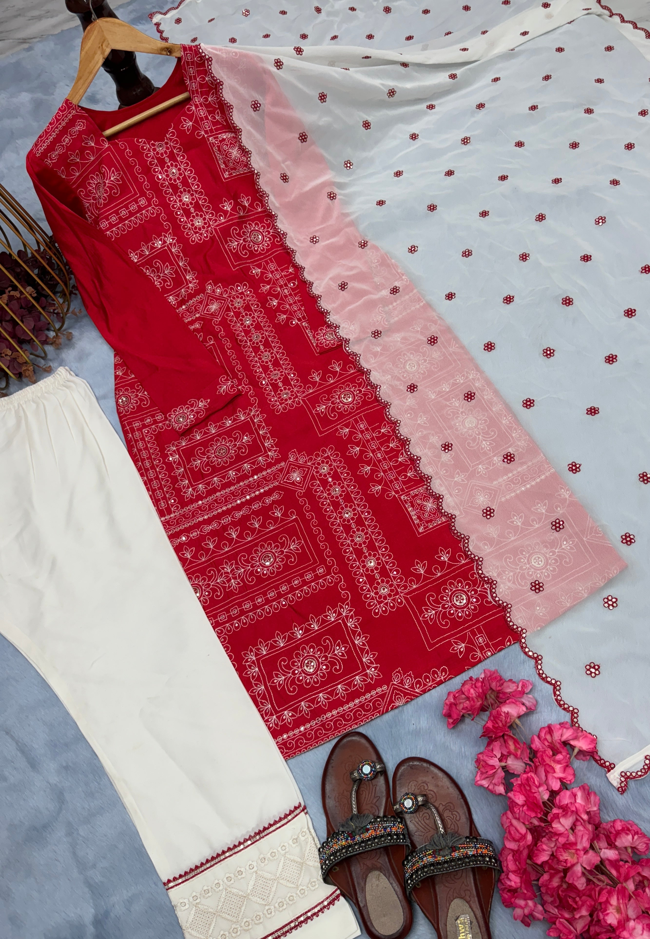 कढ़ाई अनुक्रम कार्य के साथ डिजाइनर टॉप बॉटम और दुपट्टा