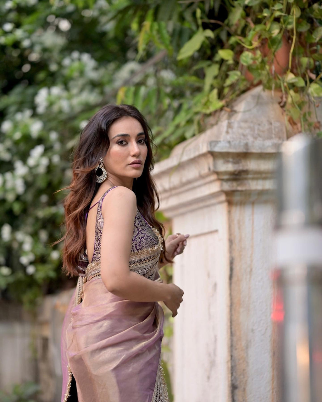 सीक्वेंस और डोरी कढ़ाई के काम वाली डिज़ाइनर साड़ी