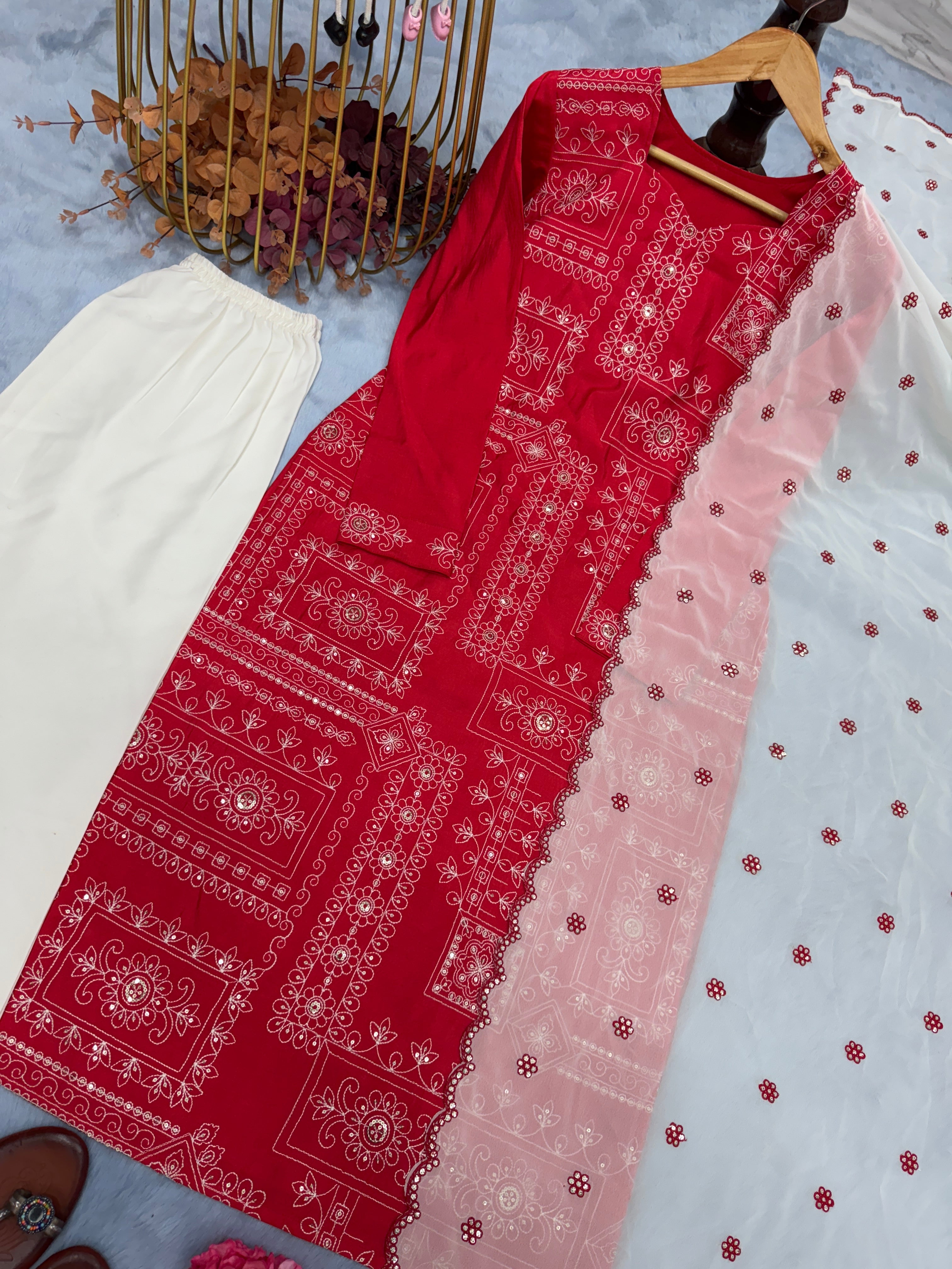 कढ़ाई अनुक्रम कार्य के साथ डिजाइनर टॉप बॉटम और दुपट्टा