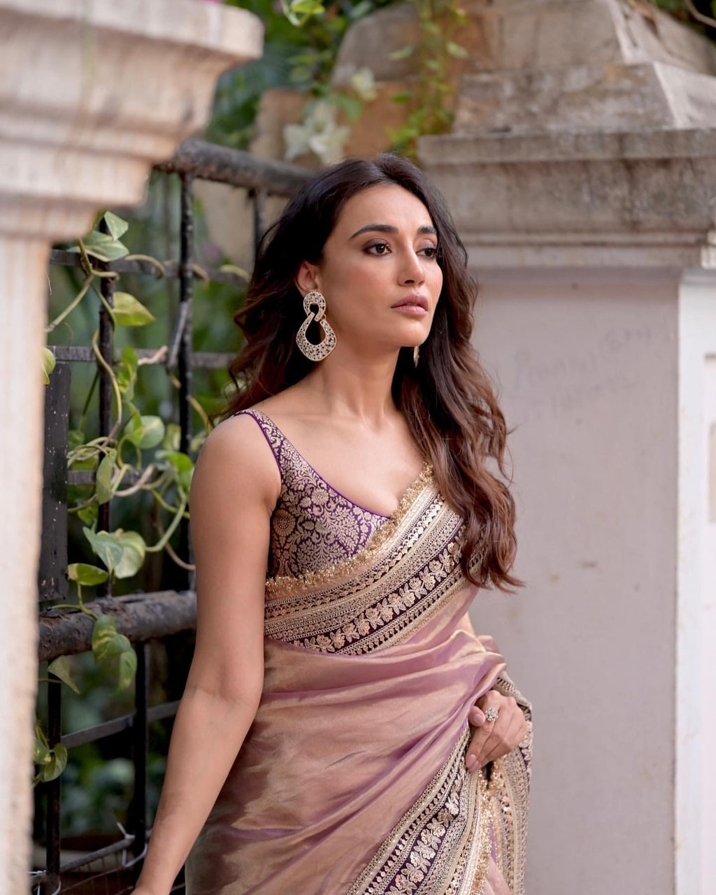 सीक्वेंस और डोरी कढ़ाई के काम वाली डिज़ाइनर साड़ी