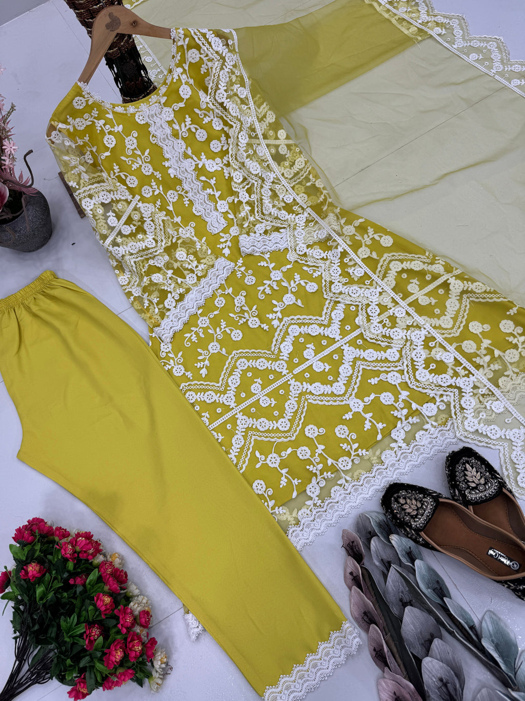 कढ़ाई के काम के साथ डिज़ाइनर पार्टी वियर टॉप प्लाज़ो और दुपट्टा