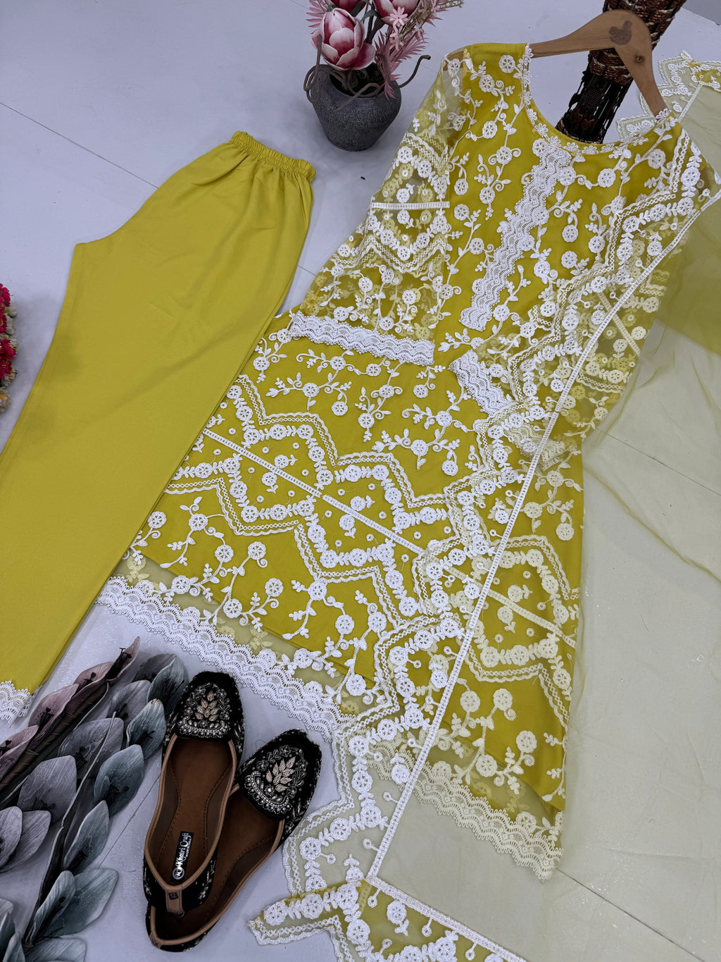 कढ़ाई के काम के साथ डिज़ाइनर पार्टी वियर टॉप प्लाज़ो और दुपट्टा