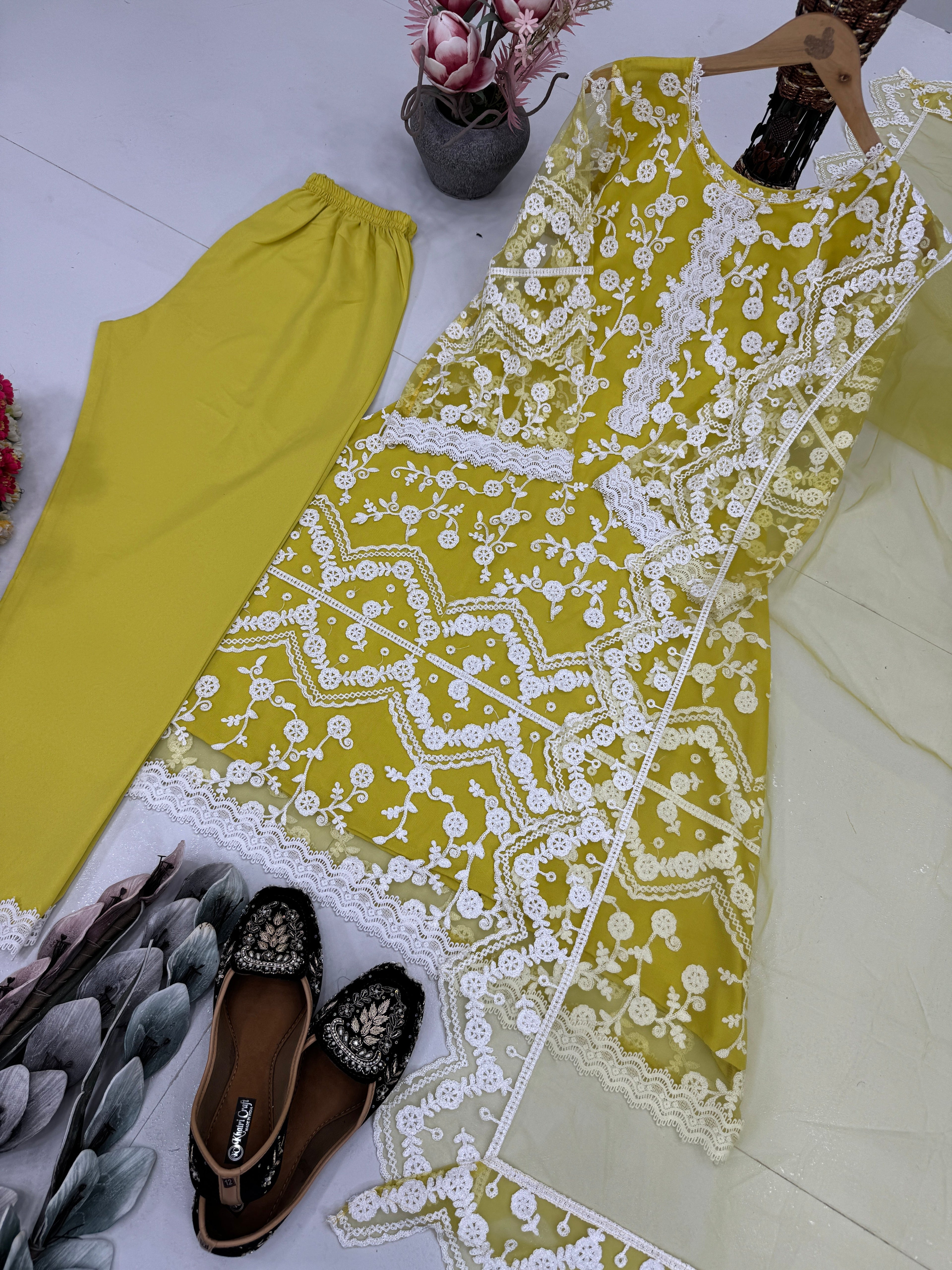 कढ़ाई के काम के साथ डिज़ाइनर पार्टी वियर टॉप प्लाज़ो और दुपट्टा