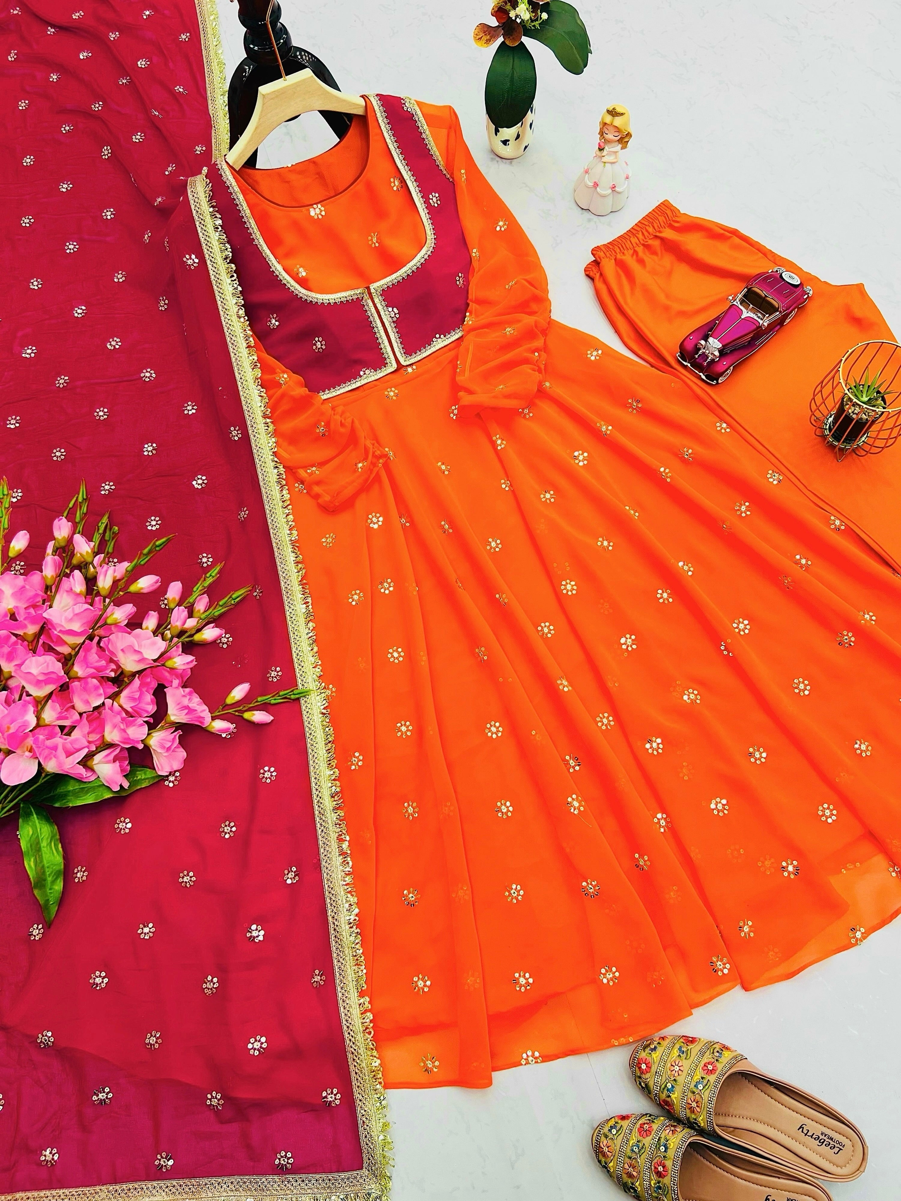 कढ़ाई सेक्विन वर्क के साथ डिजाइनर पार्टी वियर लुक गाउन