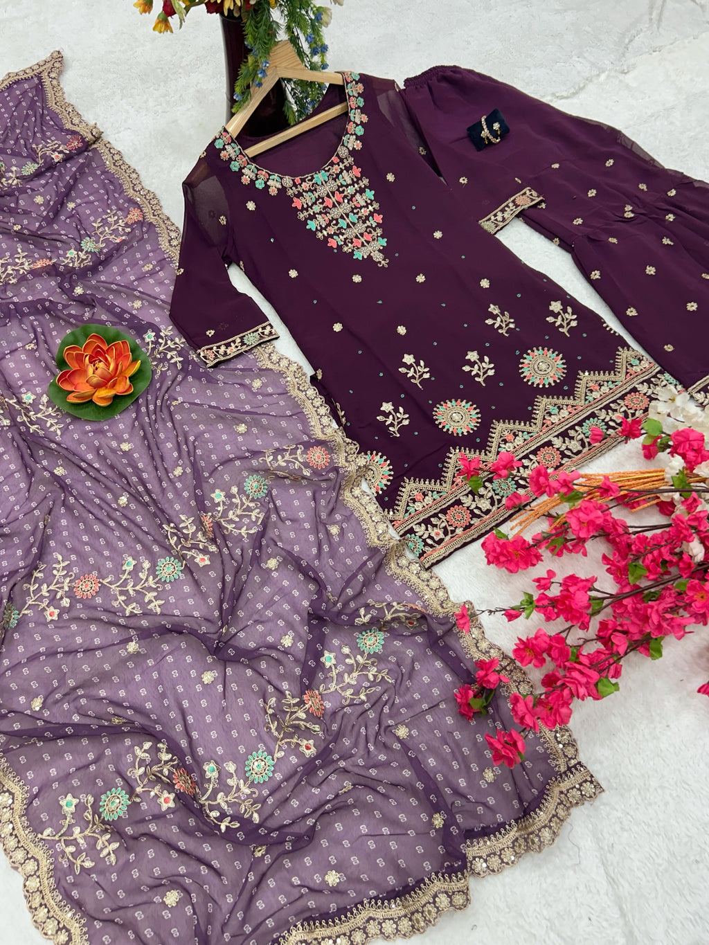 कढ़ाई के काम के साथ पार्टी वियर डिज़ाइनर सूट-पेंट और दुपट्टा