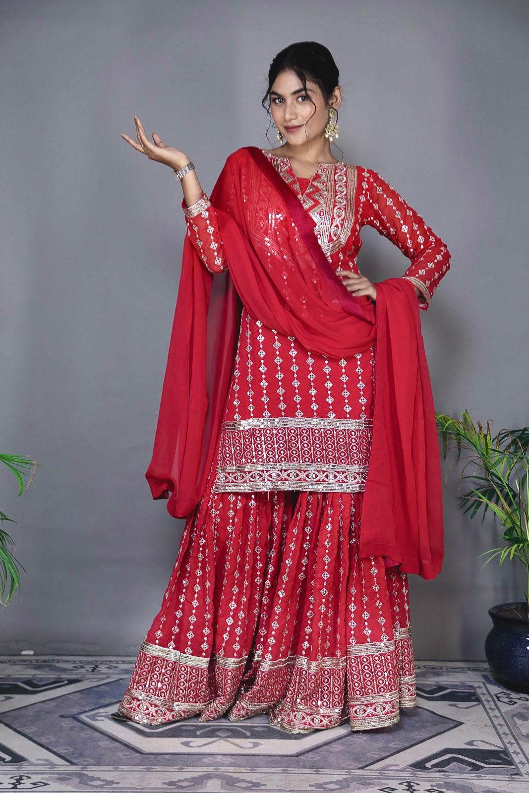 पार्टी वियर डिज़ाइनर टॉप-बॉटम और खूबसूरत दुपट्टा