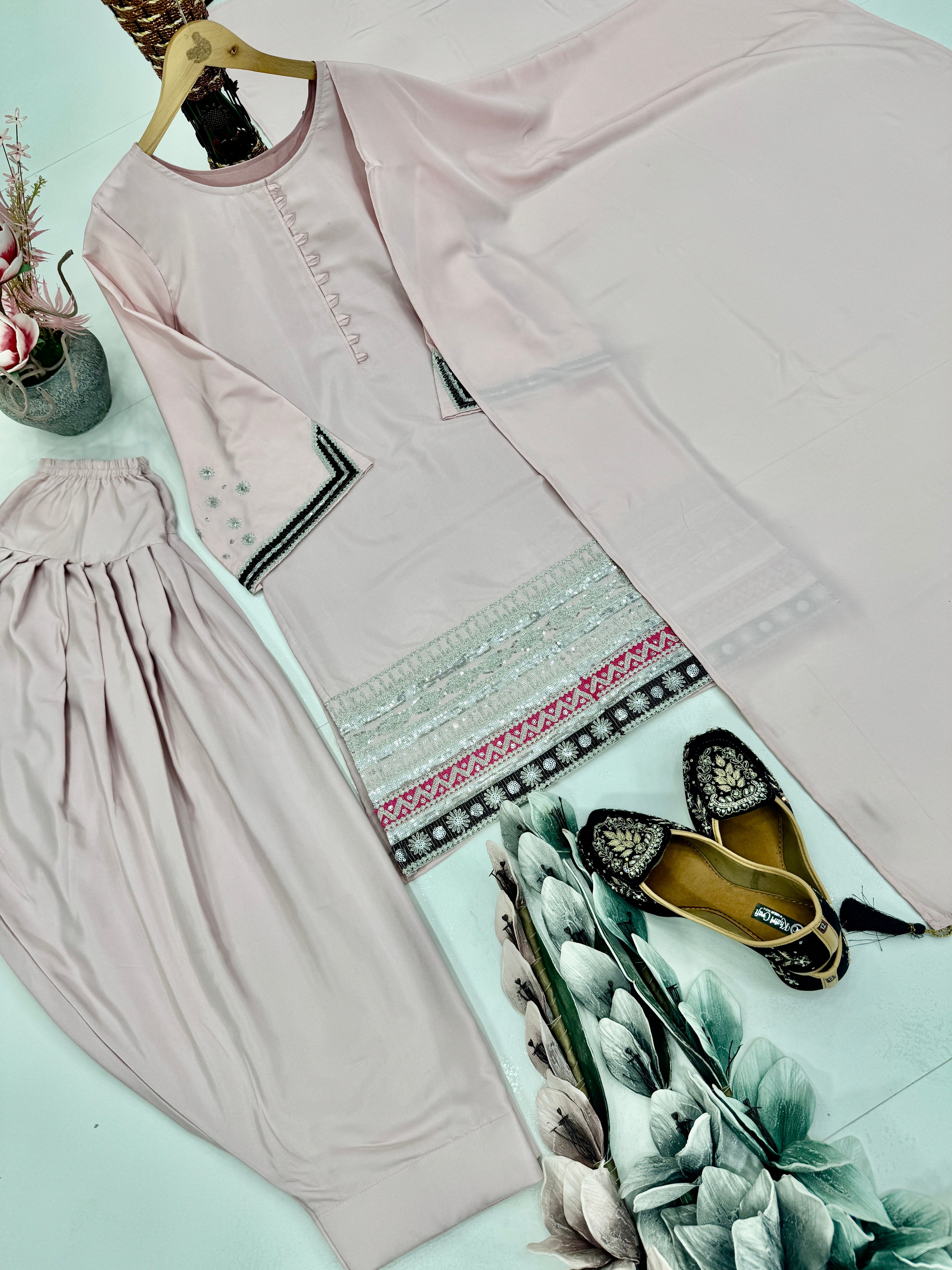 कढ़ाई अनुक्रम कार्य के साथ फैंसी टॉप पेंट और दुपट्टा