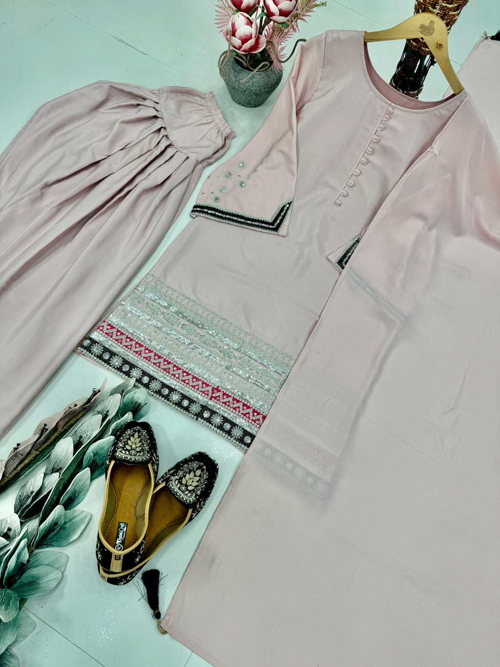 कढ़ाई अनुक्रम कार्य के साथ फैंसी टॉप पेंट और दुपट्टा