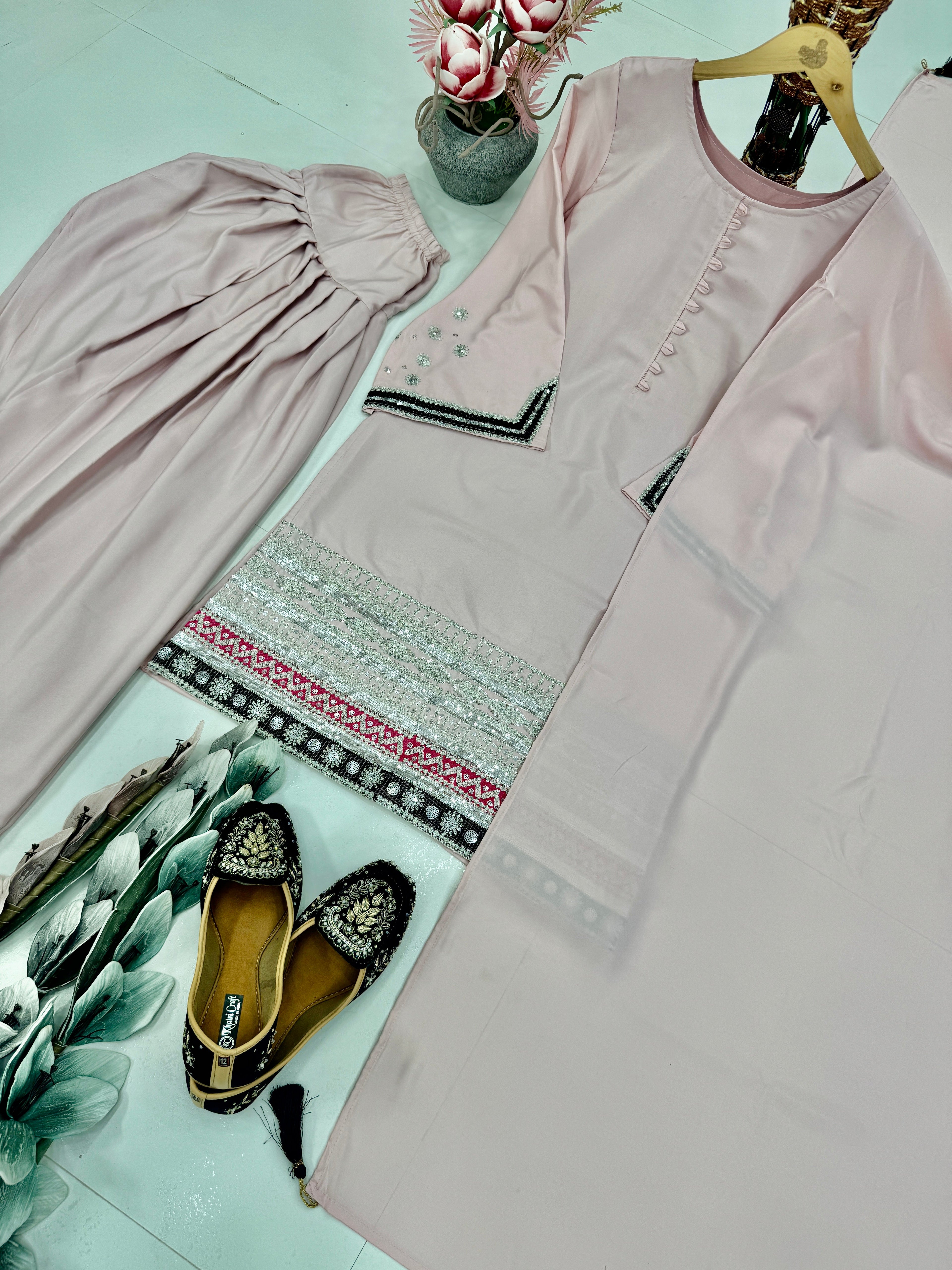 कढ़ाई अनुक्रम कार्य के साथ फैंसी टॉप पेंट और दुपट्टा