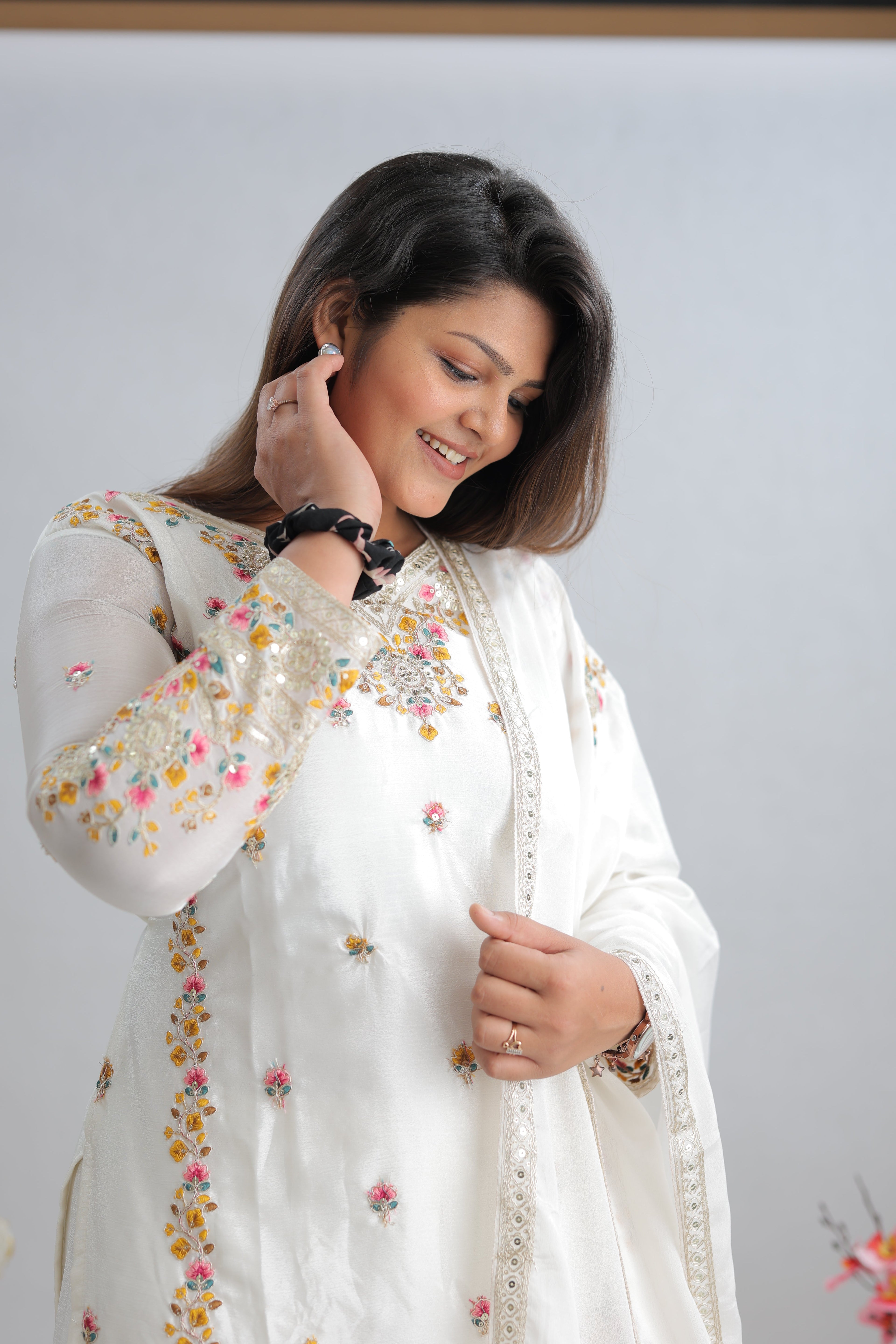 पार्टी वियर खूबसूरत टॉप-सररा और फैंसी दुपट्टा