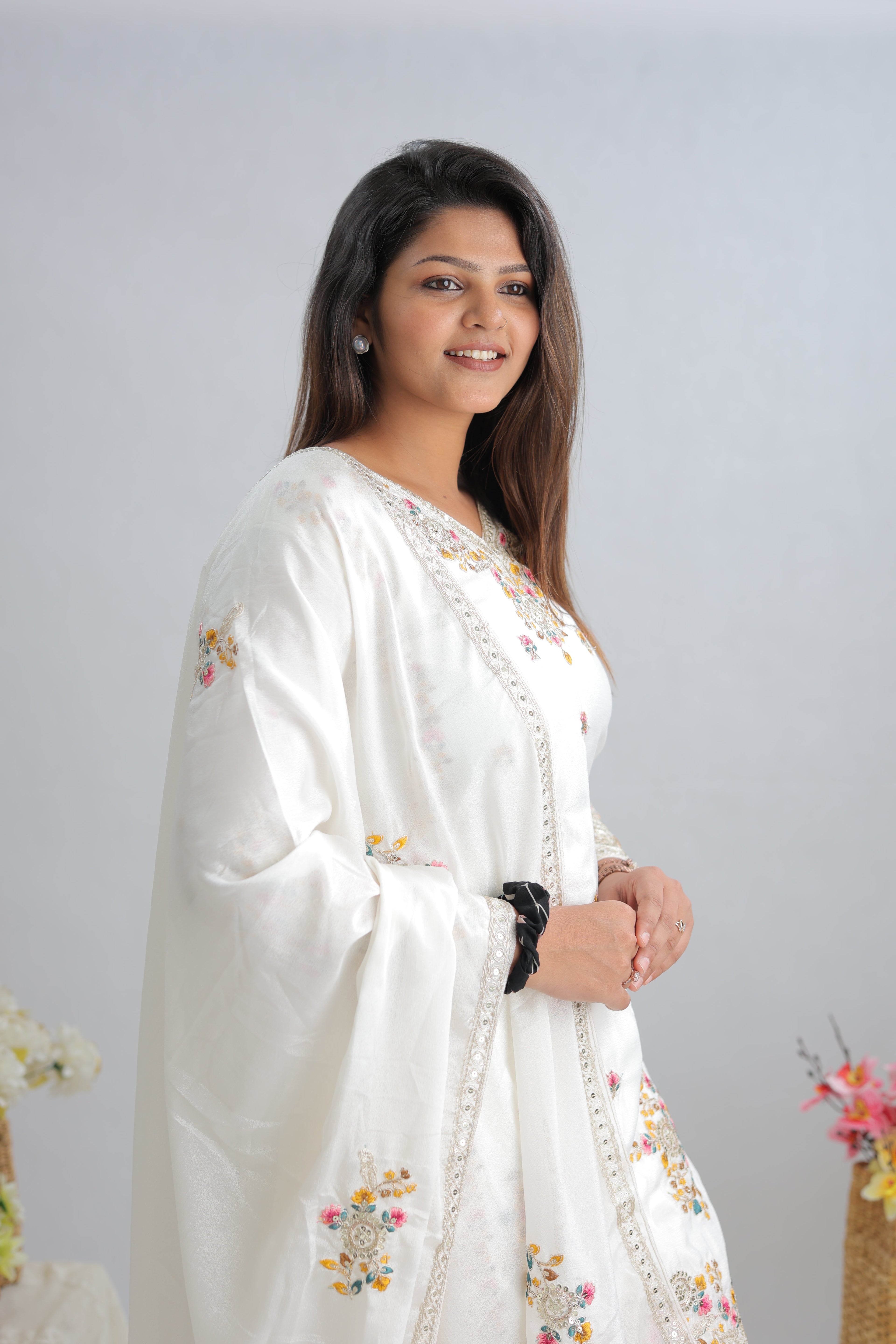 पार्टी वियर खूबसूरत टॉप-सररा और फैंसी दुपट्टा