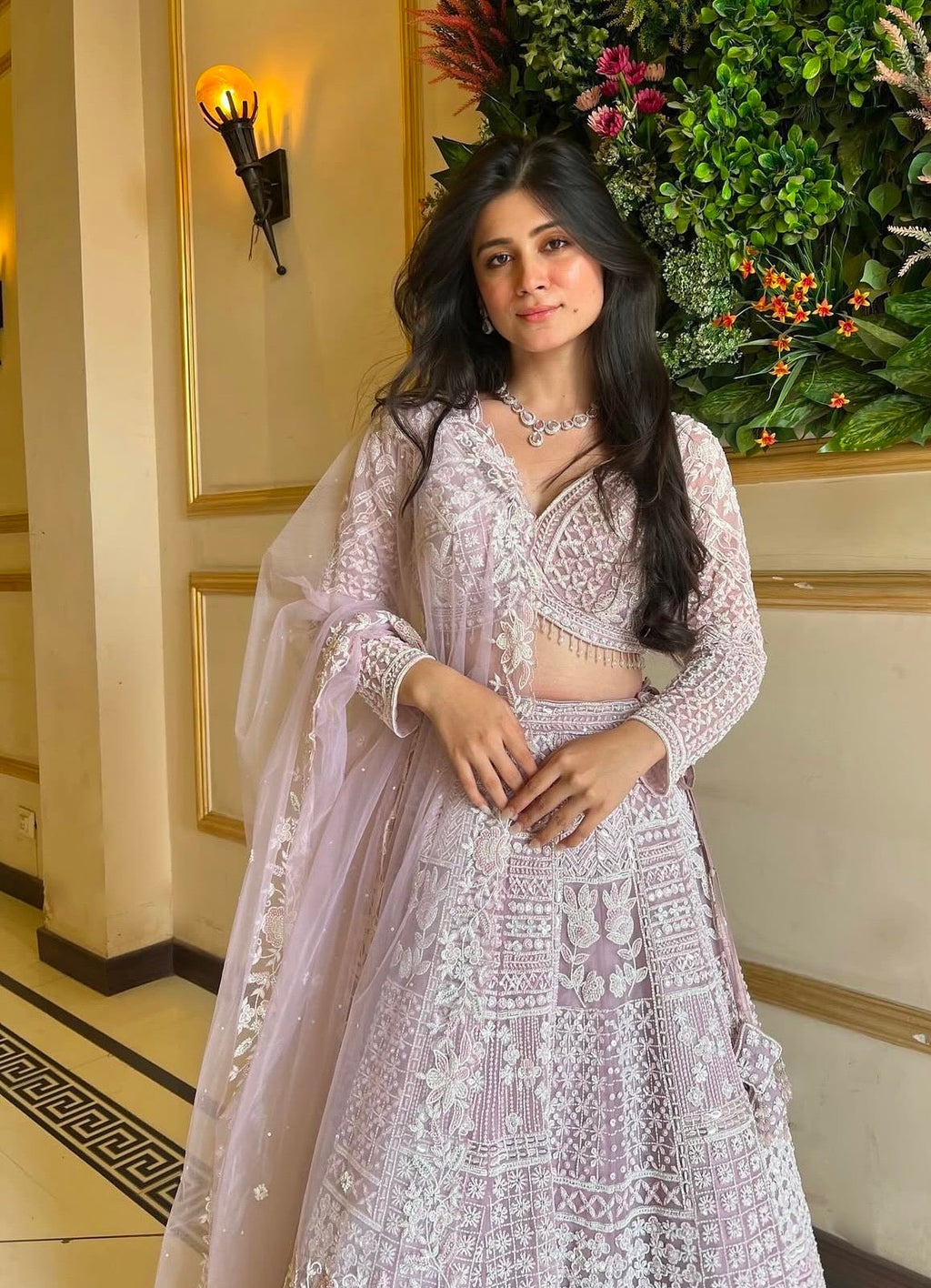 पार्टी वियर डिज़ाइनर लहंगा चोली थ्रेड और सीक्वेंस वर्क के साथ