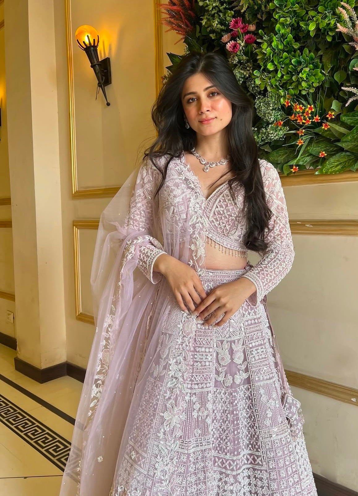 पार्टी वियर डिज़ाइनर लहंगा चोली थ्रेड और सीक्वेंस वर्क के साथ