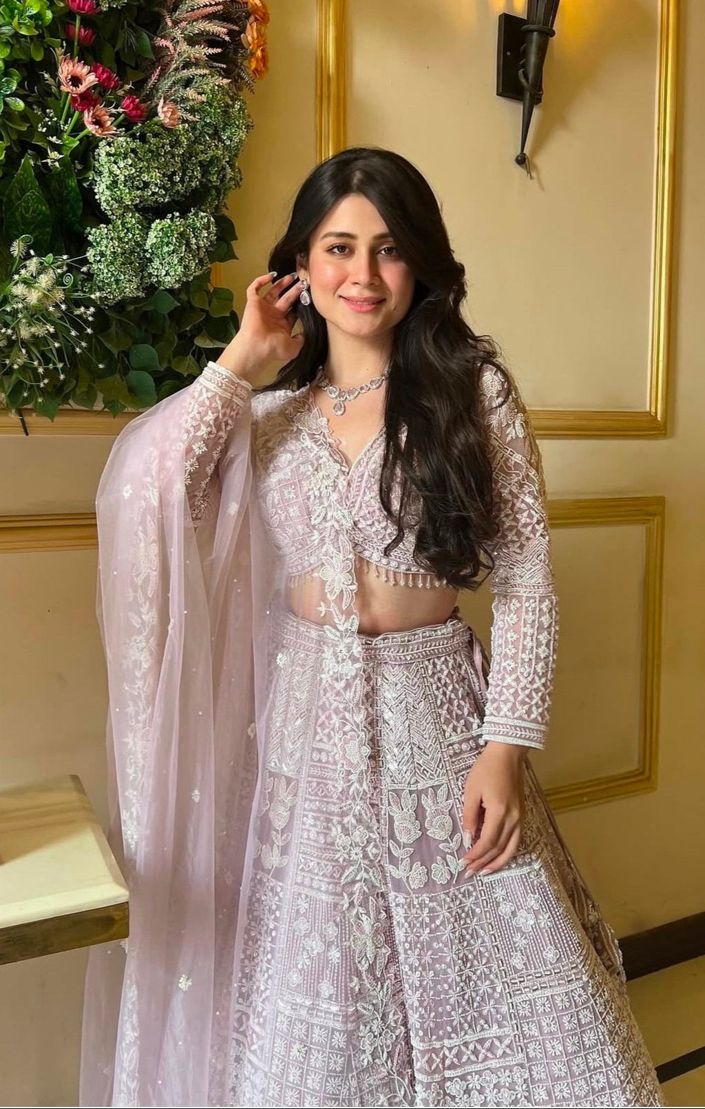 पार्टी वियर डिज़ाइनर लहंगा चोली थ्रेड और सीक्वेंस वर्क के साथ