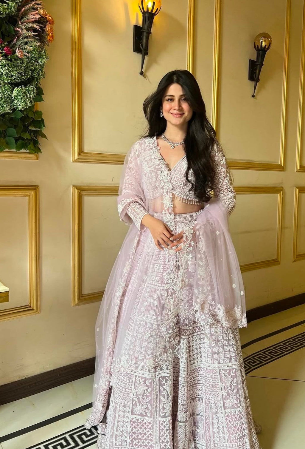 पार्टी वियर डिज़ाइनर लहंगा चोली थ्रेड और सीक्वेंस वर्क के साथ