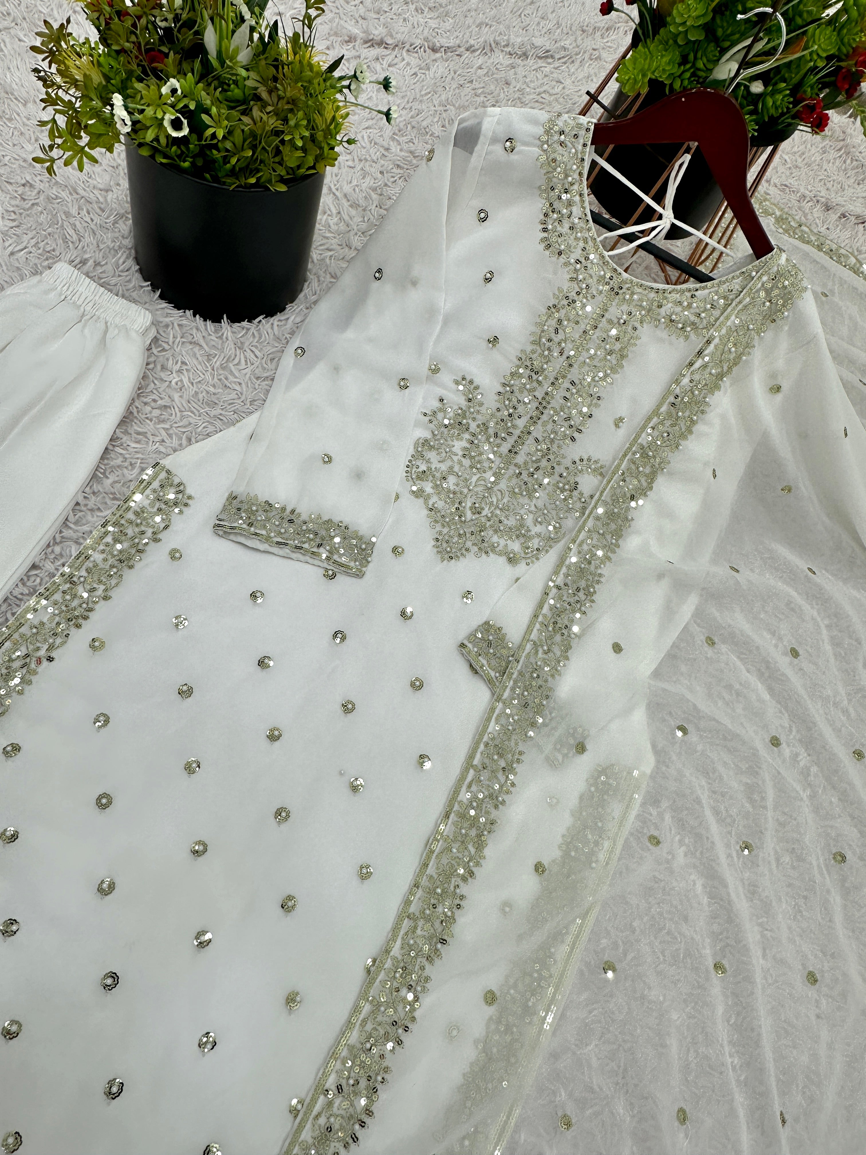 डिज़ाइनर पार्टी वियर लुक फैंसी टॉप-दुपट्टा शरारा