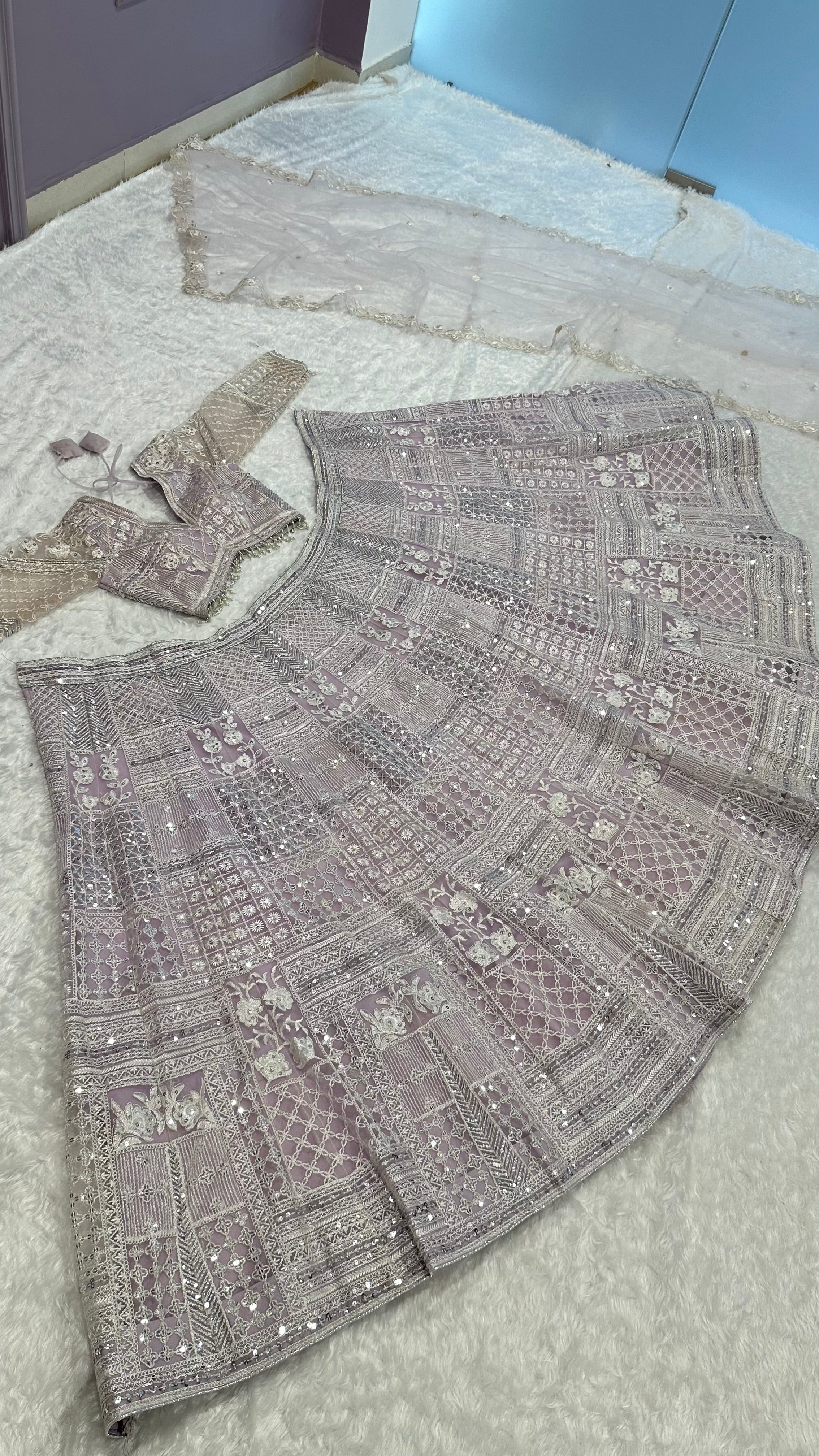 पार्टी वियर डिज़ाइनर लहंगा चोली थ्रेड और सीक्वेंस वर्क के साथ