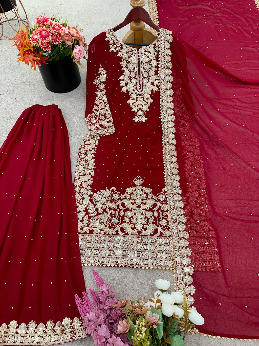 कोडिंग कढ़ाई अनुक्रम कार्य के साथ पार्टी वियर सूट सेट