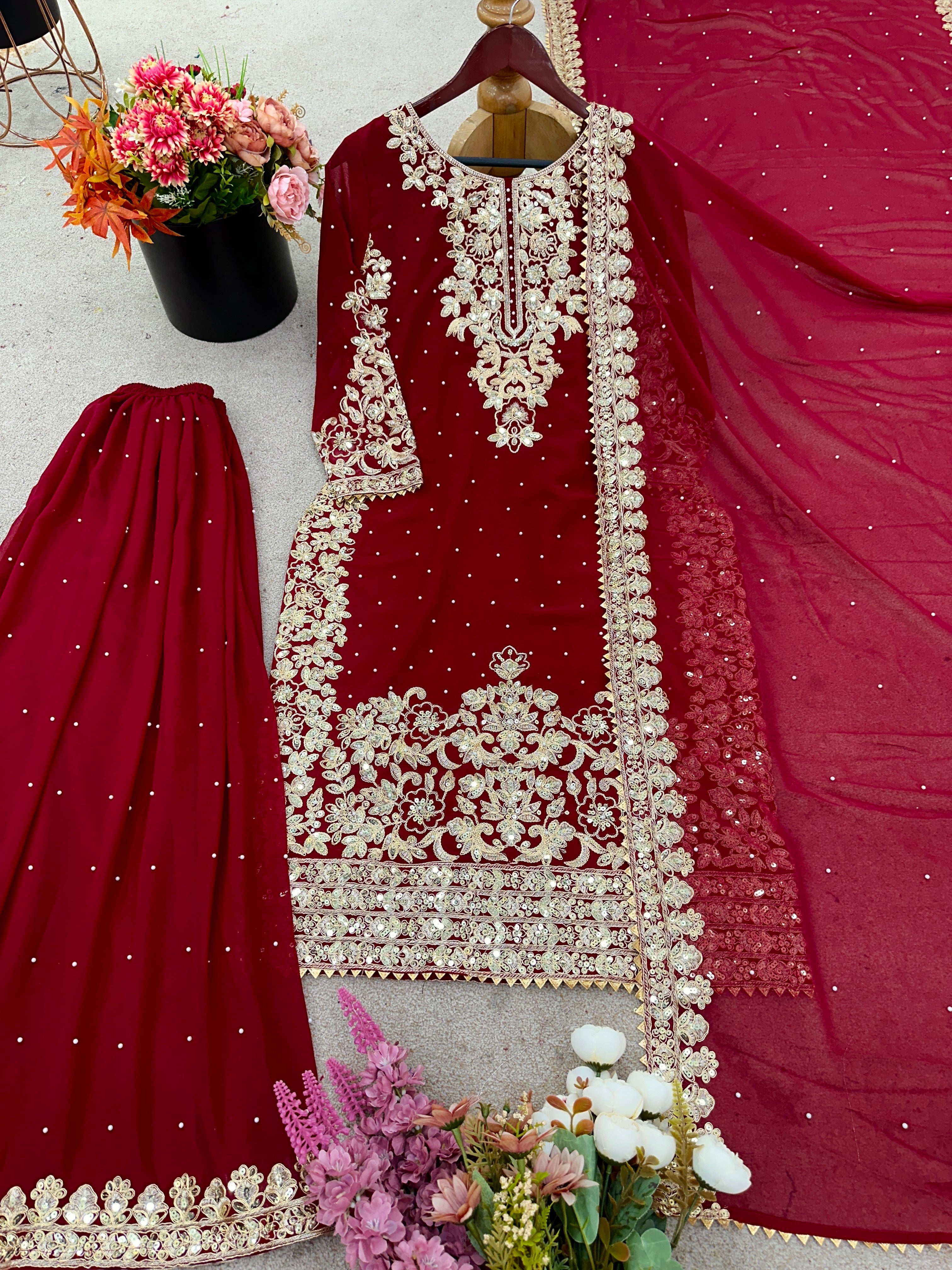 कोडिंग कढ़ाई अनुक्रम कार्य के साथ पार्टी वियर सूट सेट