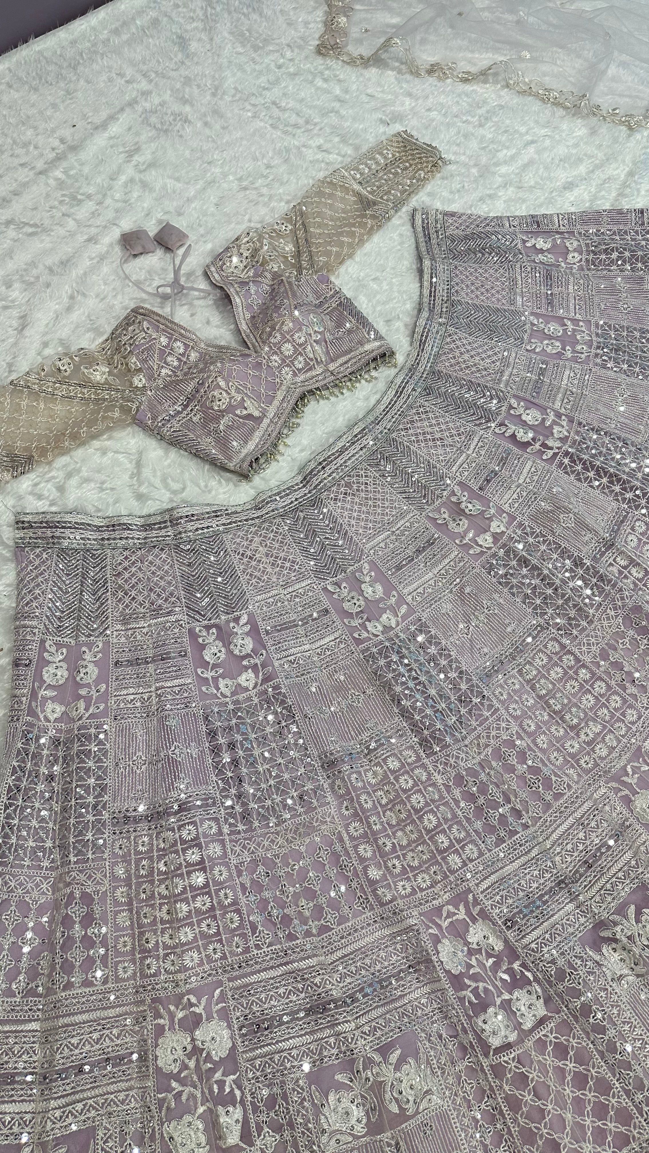 पार्टी वियर डिज़ाइनर लहंगा चोली थ्रेड और सीक्वेंस वर्क के साथ