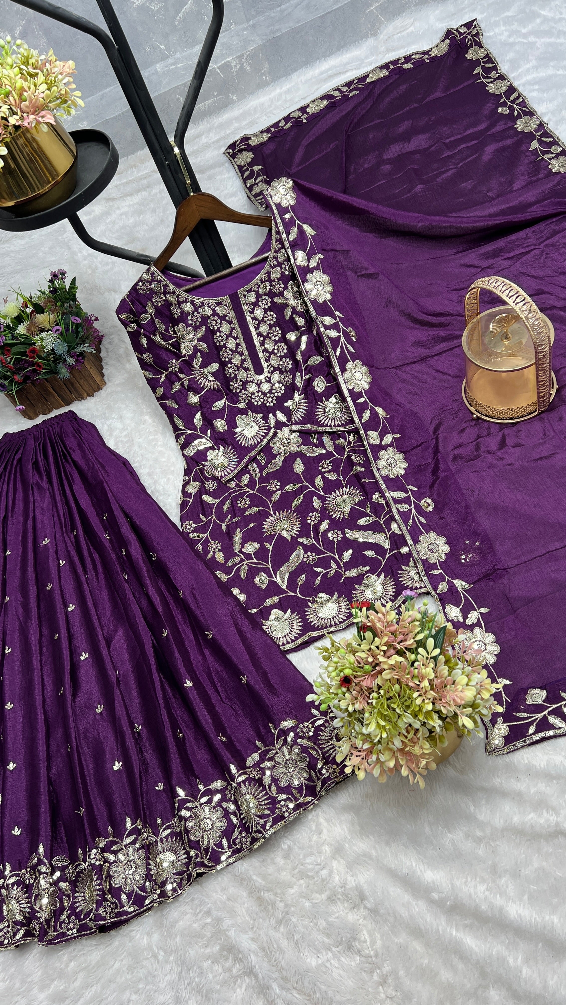 कढ़ाई और सीक्वेंस वर्क वाला पार्टी वियर सूट सेट