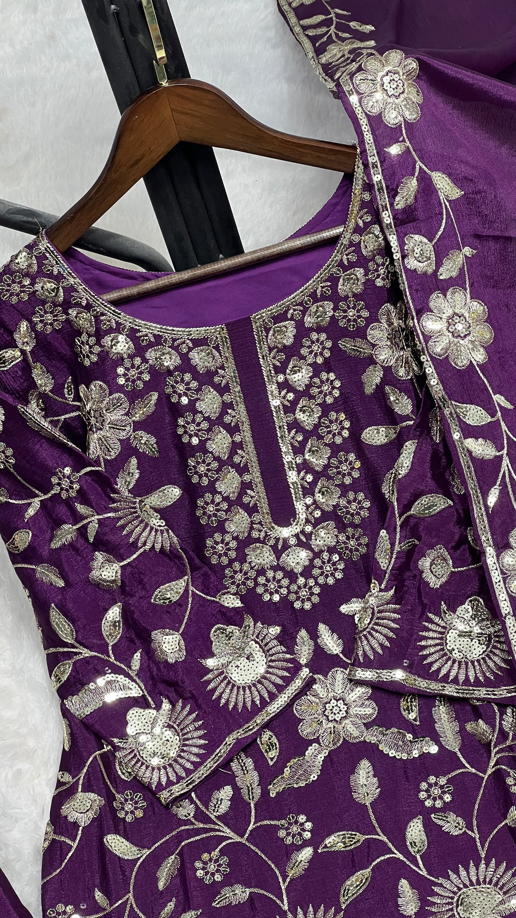 कढ़ाई और सीक्वेंस वर्क वाला पार्टी वियर सूट सेट