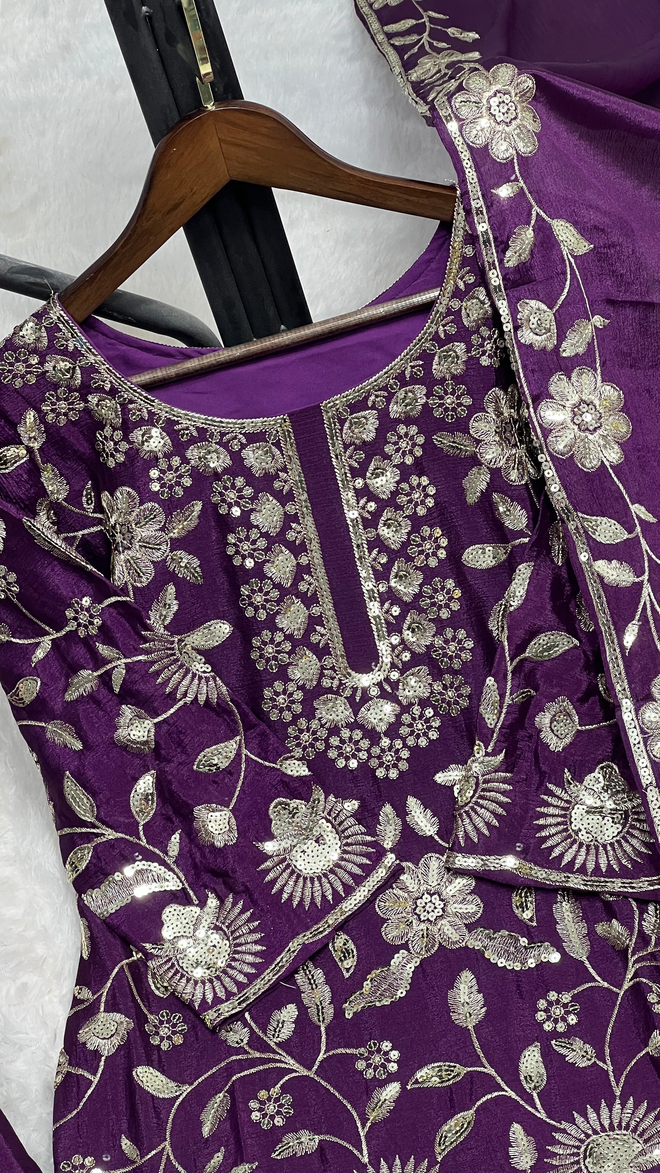 कढ़ाई और सीक्वेंस वर्क वाला पार्टी वियर सूट सेट