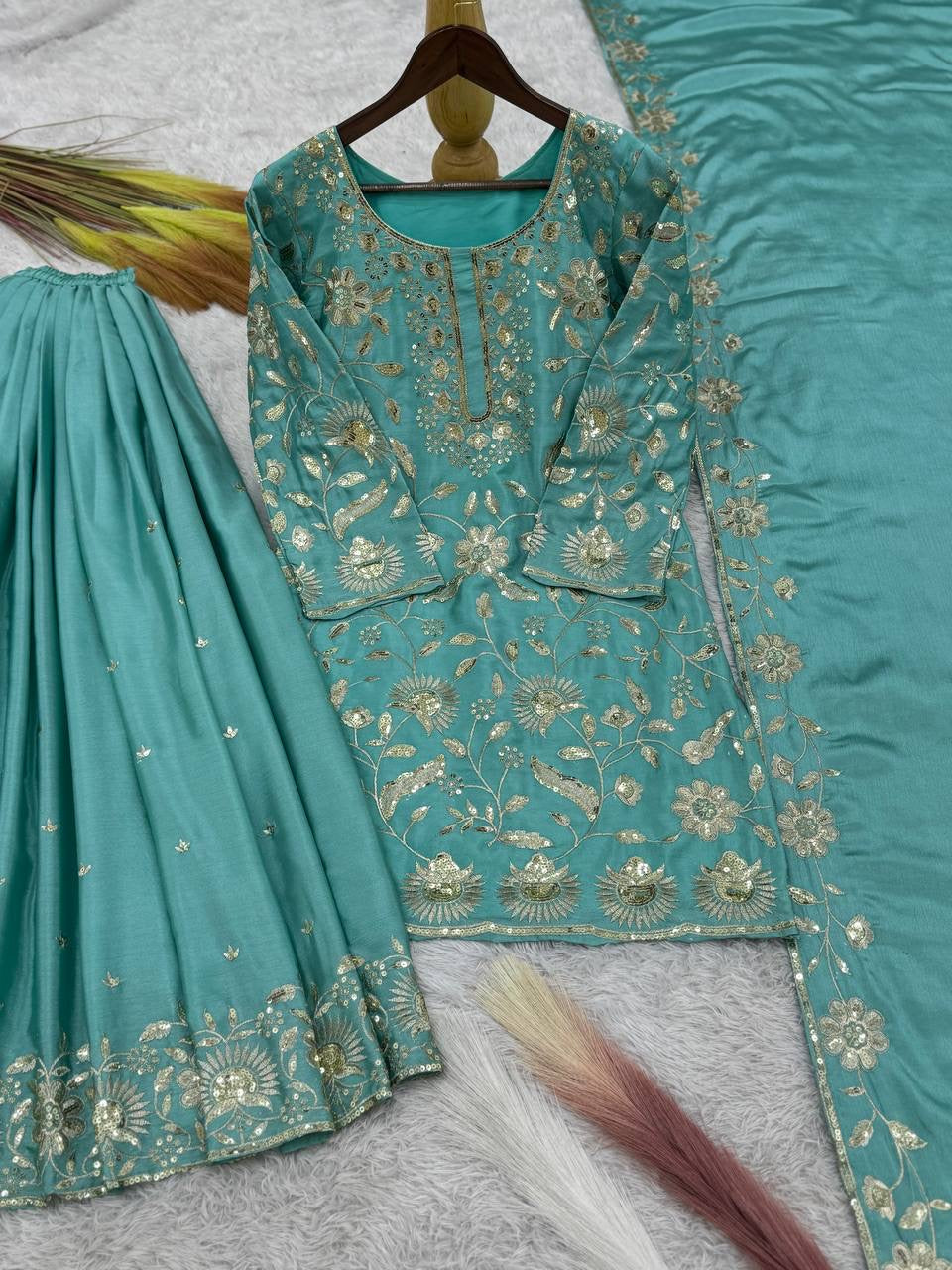 कढ़ाई और सीक्वेंस वर्क वाला पार्टी वियर सूट सेट