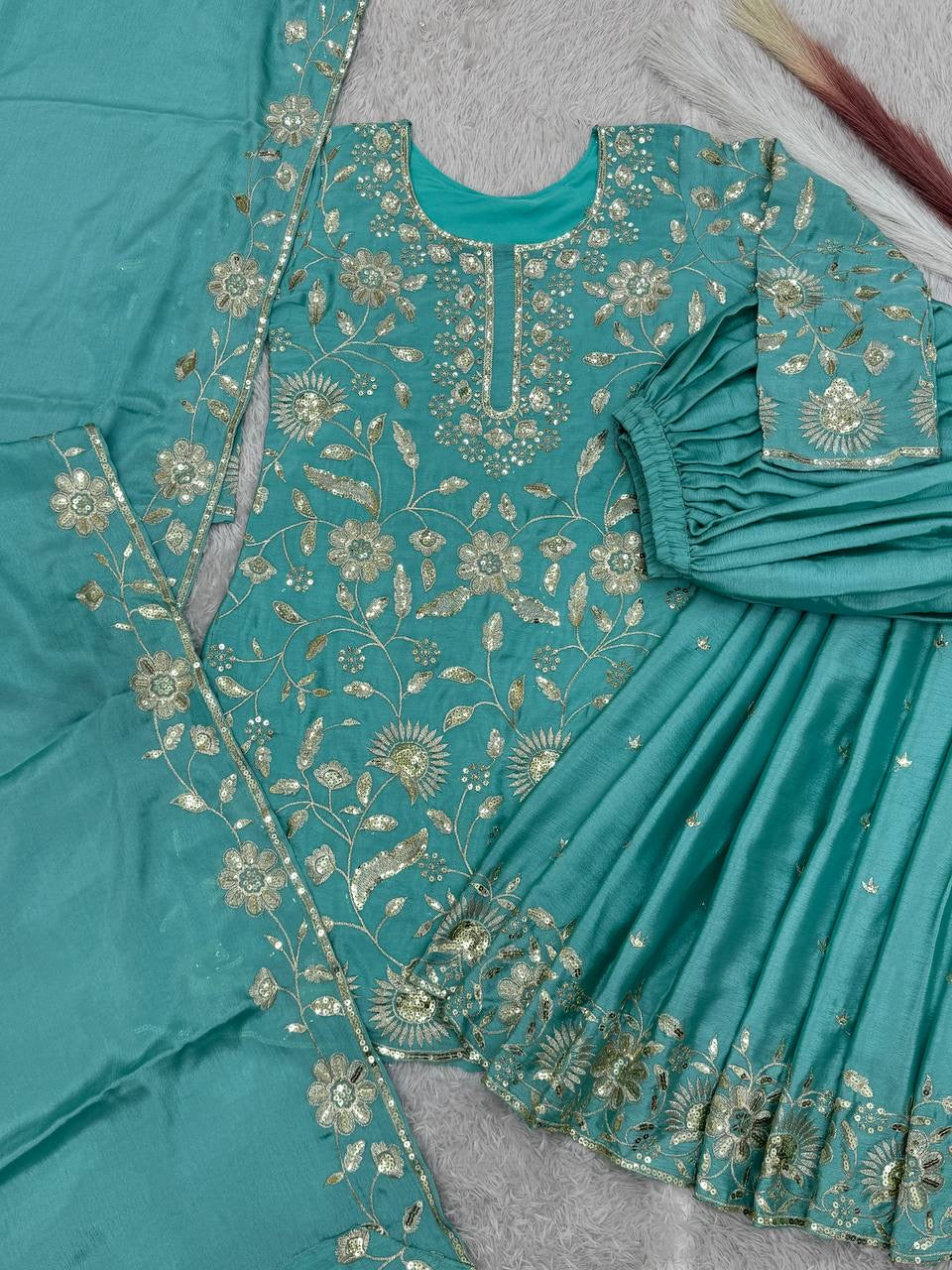 कढ़ाई और सीक्वेंस वर्क वाला पार्टी वियर सूट सेट
