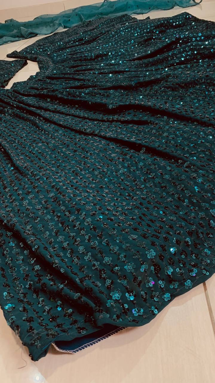 सीक्वेंस वर्क के साथ डिज़ाइनर पार्टी वियर लुक लहंगा चोली