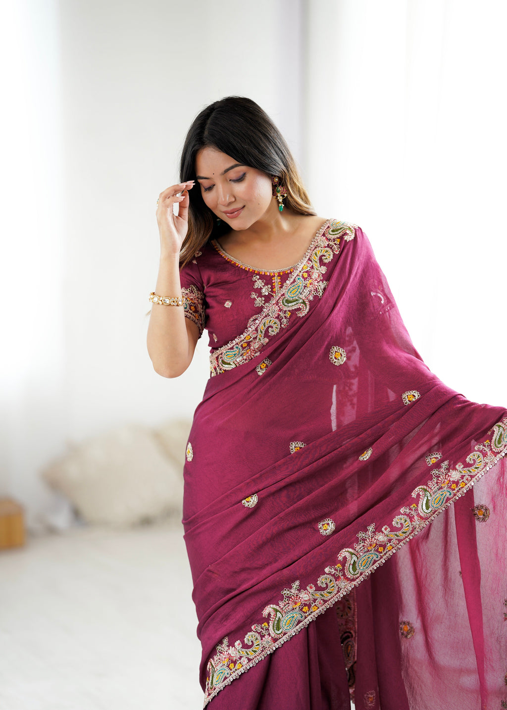 कढ़ाई के धागों, कोडिंग और सेक्विन वर्क वाली फैंसी साड़ी