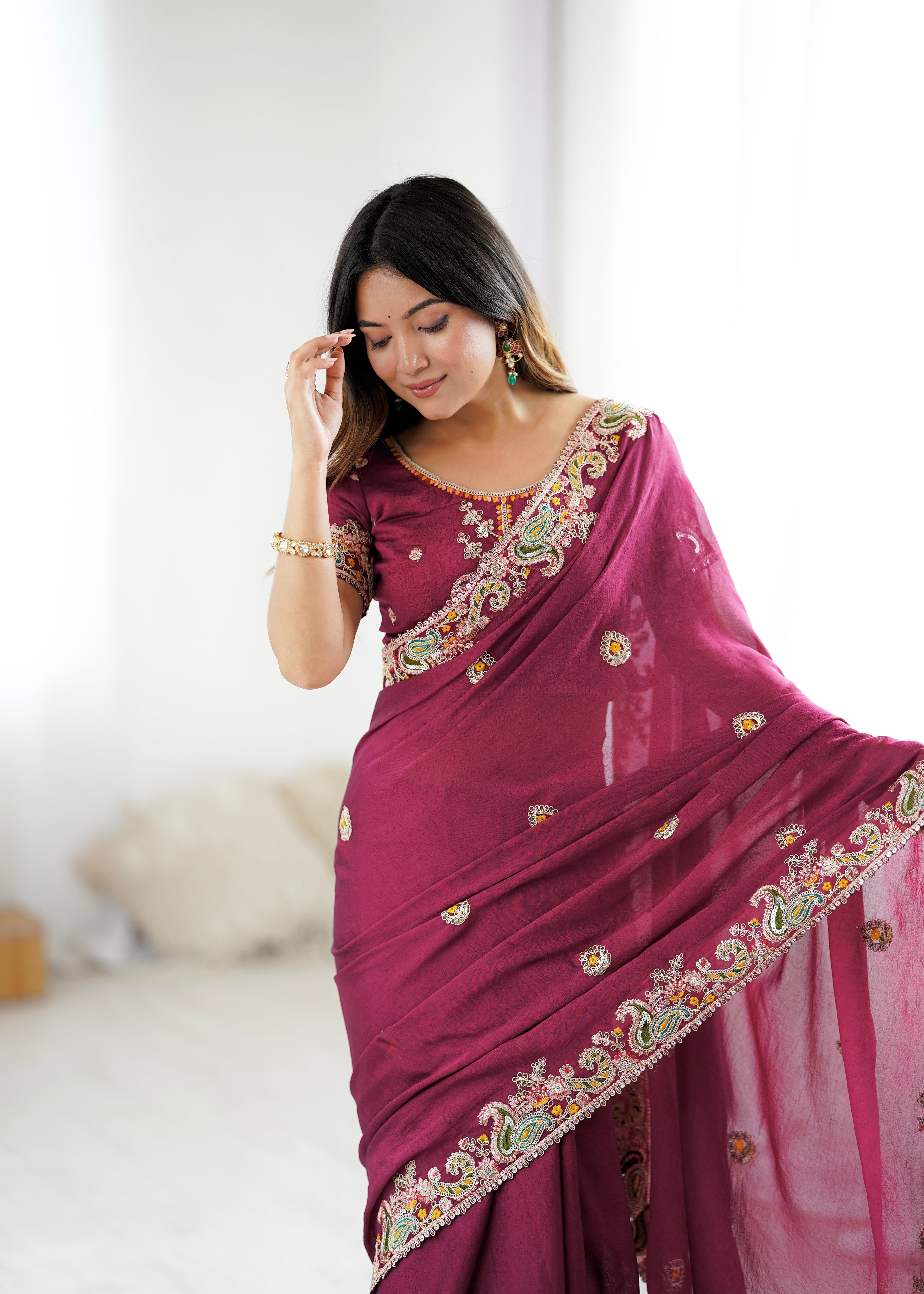 कढ़ाई के धागों, कोडिंग और सेक्विन वर्क वाली फैंसी साड़ी