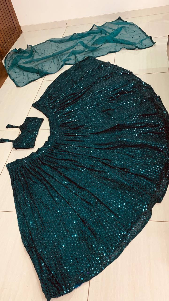 सीक्वेंस वर्क के साथ डिज़ाइनर पार्टी वियर लुक लहंगा चोली