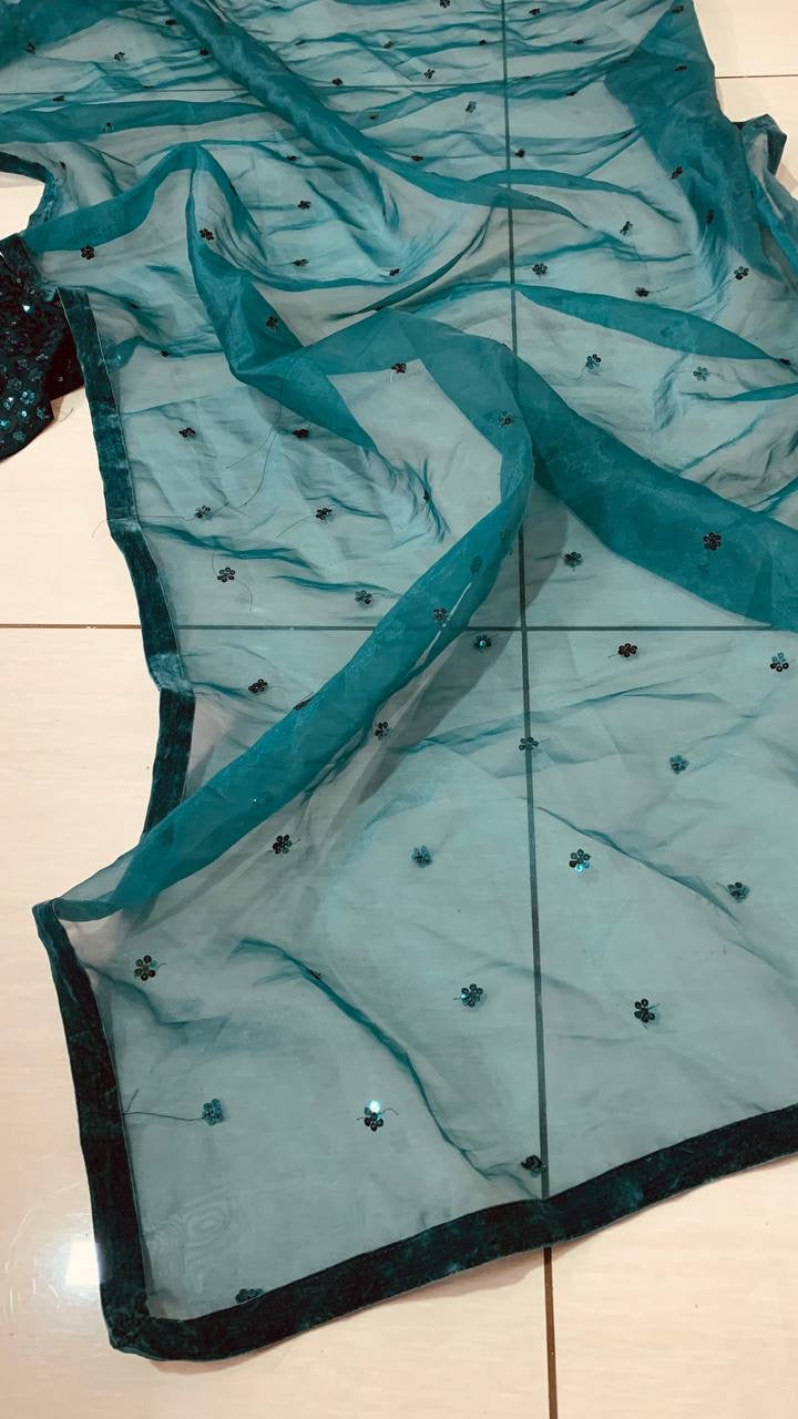 सीक्वेंस वर्क के साथ डिज़ाइनर पार्टी वियर लुक लहंगा चोली