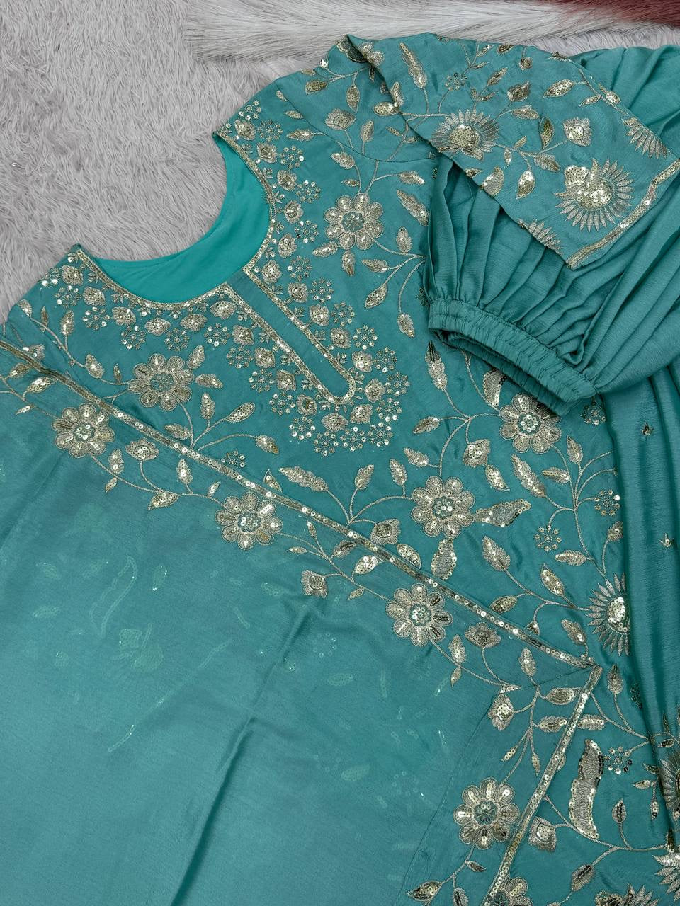 कढ़ाई और सीक्वेंस वर्क वाला पार्टी वियर सूट सेट