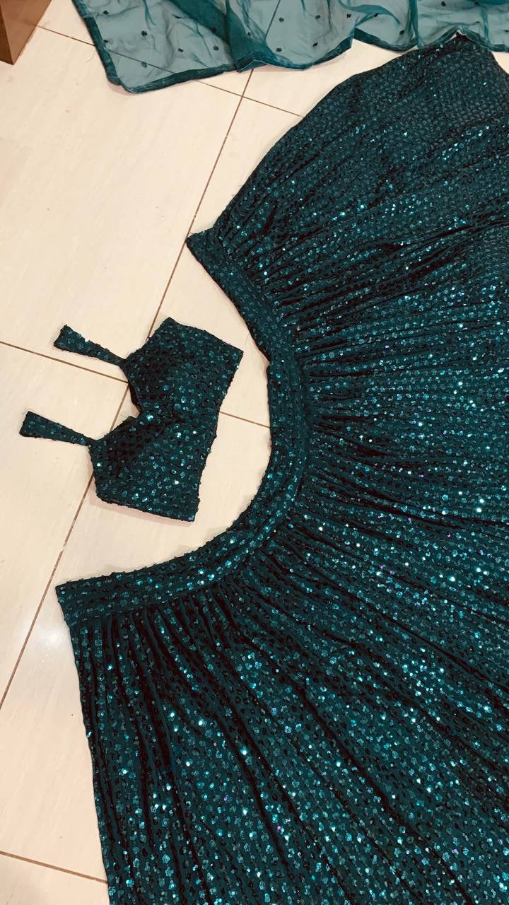 सीक्वेंस वर्क के साथ डिज़ाइनर पार्टी वियर लुक लहंगा चोली